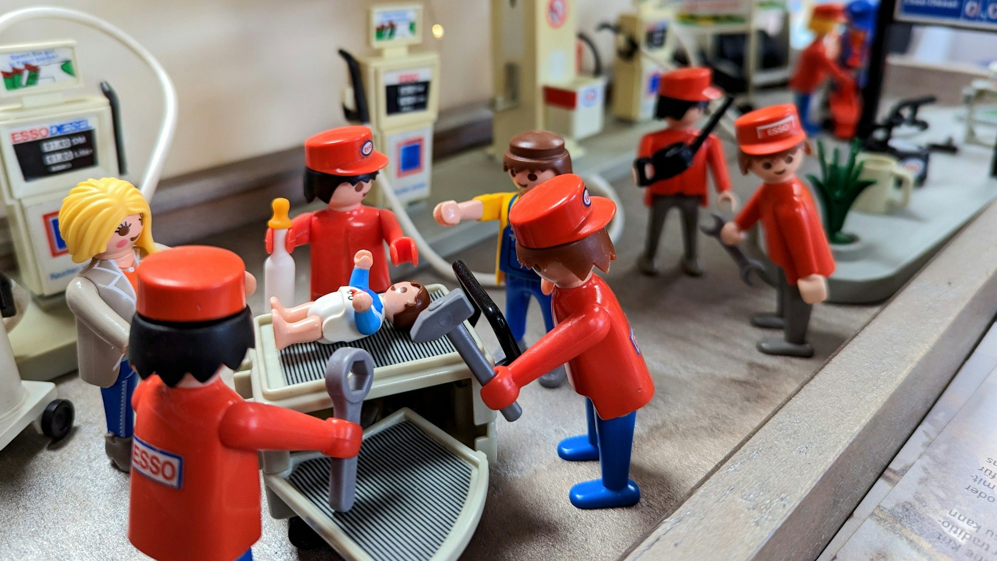 In der Esso-Tankstelle, hier im Januar 2023 in Hartegasse, wird die biblische Geschichte von Christi Geburt mit Playmobilfiguren dargestellt. Hartegasse und Kapellensüng verwandelten sich zu einem Krippendorf.