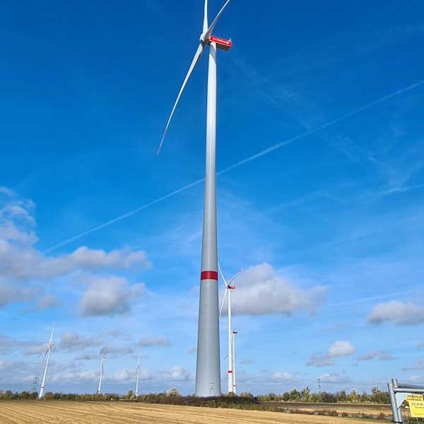Die Stadt Bedburg und RWE Renewables haben einen Windpark mit fünf Windrädern an der Autobahn A44n in Betrieb genommen.