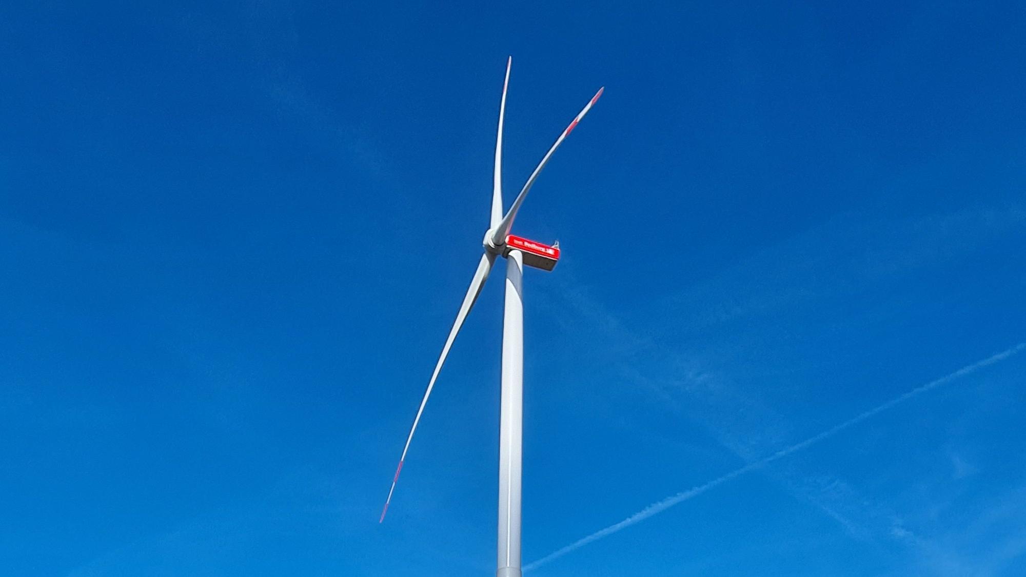 Die Stadt Bedburg und RWE Renewables haben einen Windpark mit fünf Windrädern an der Autobahn A44n in Betrieb genommen.