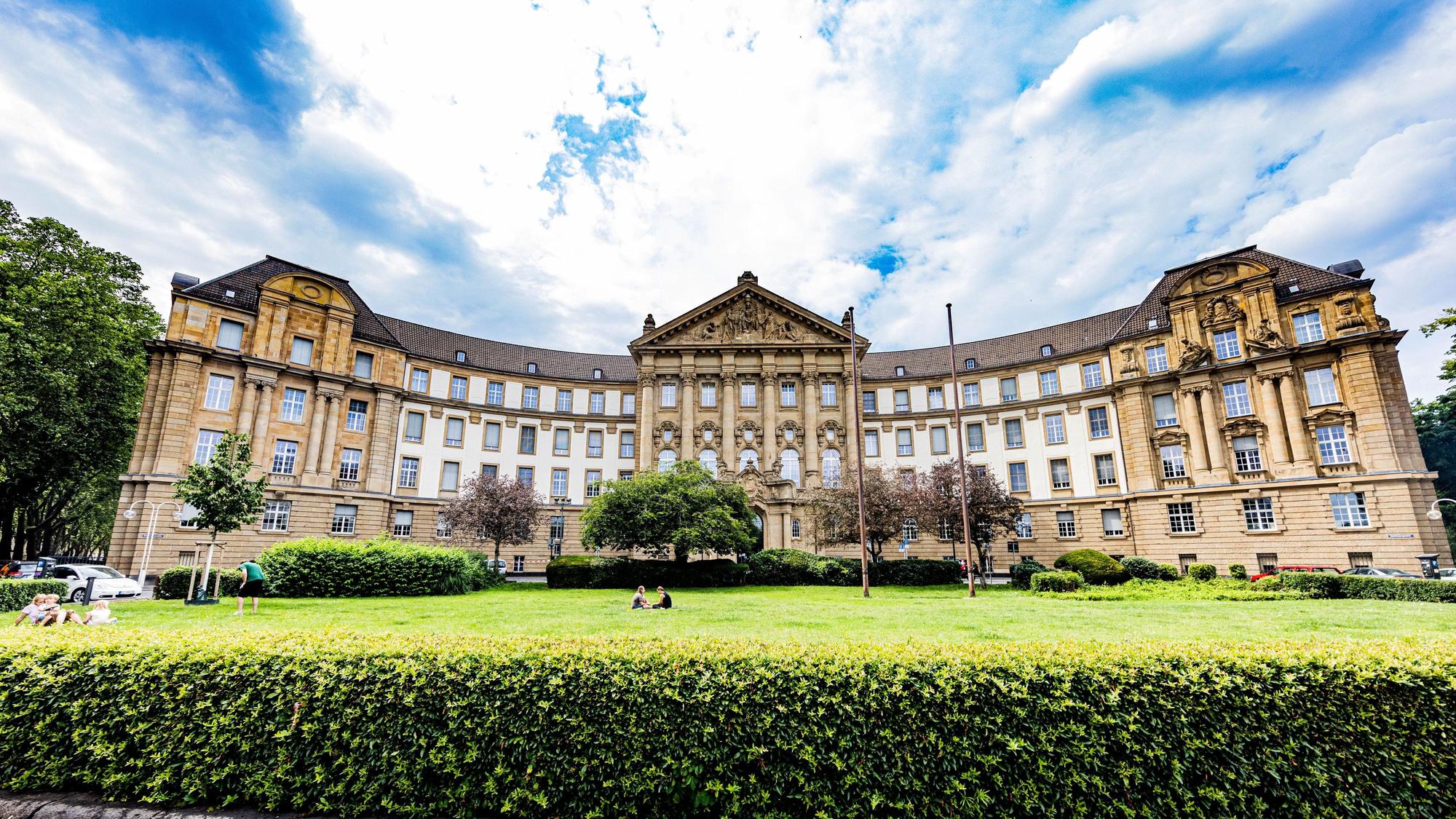 Das Justizgebäude am Reichenspergerplatz.