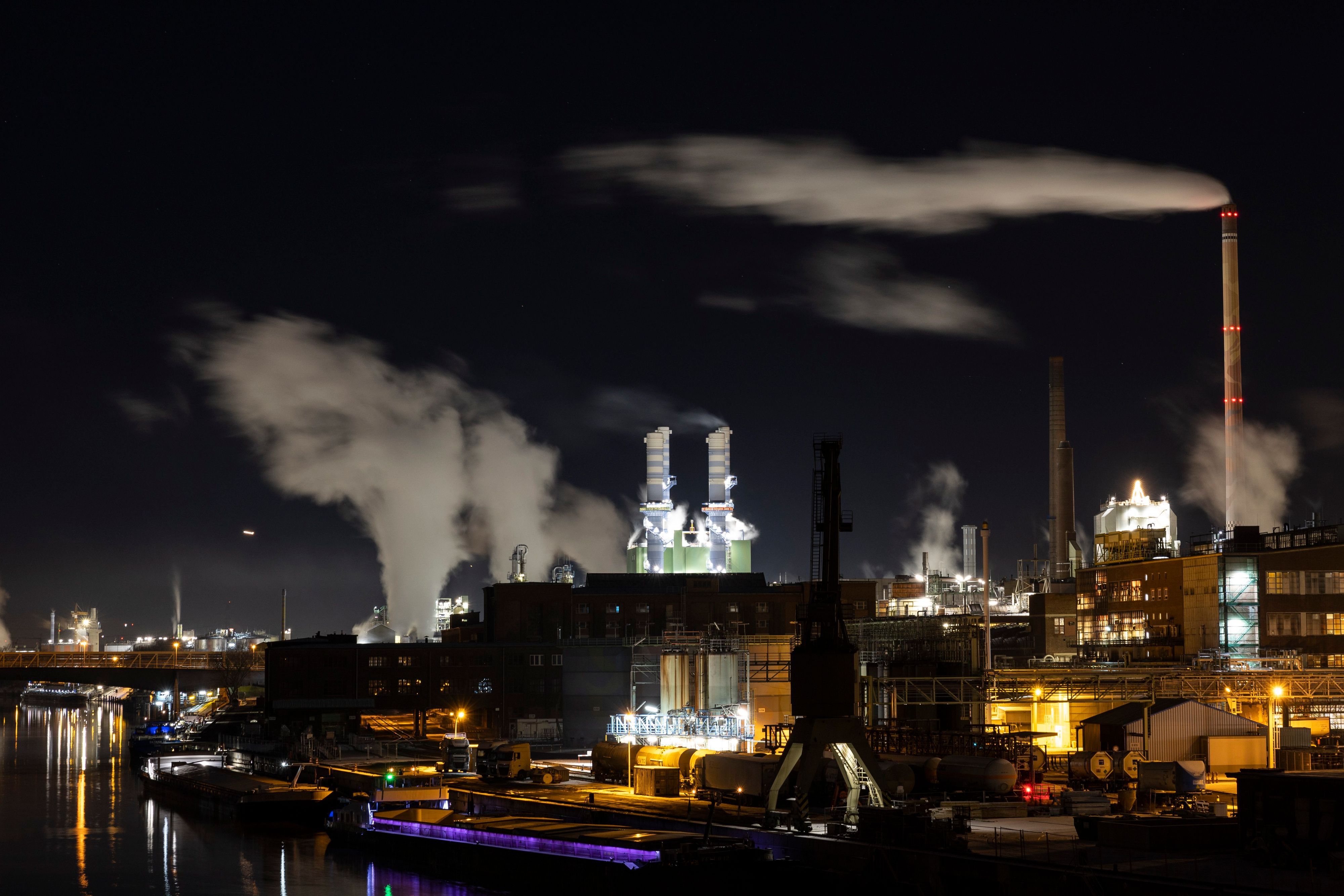 16.12.2022, Hessen, Frankfurt/Main: Dampf aus Industrieschornsteinen zieht über den Industriepark Höchst.