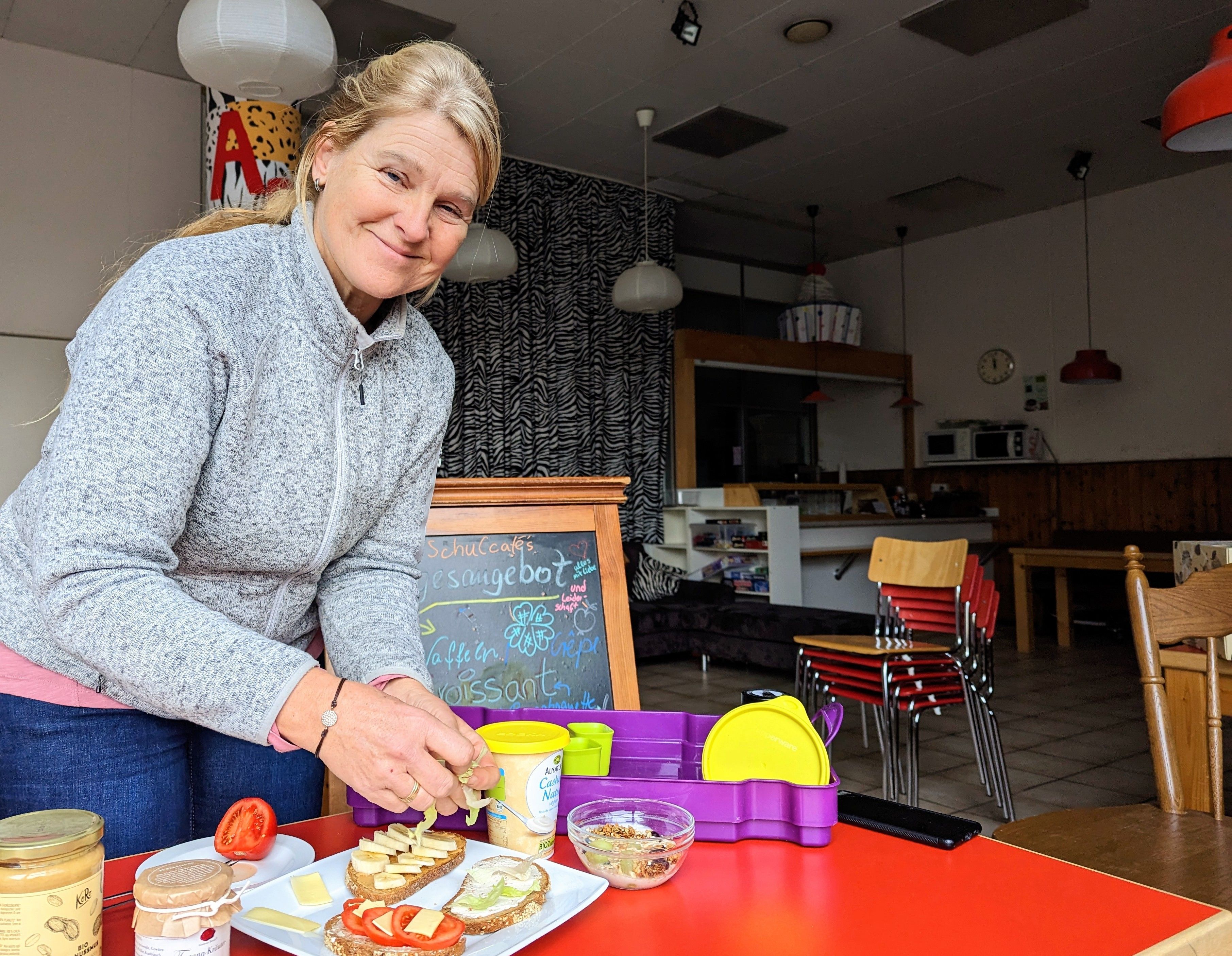 Claudia Nassenstein bereitet vegane Brote vor.