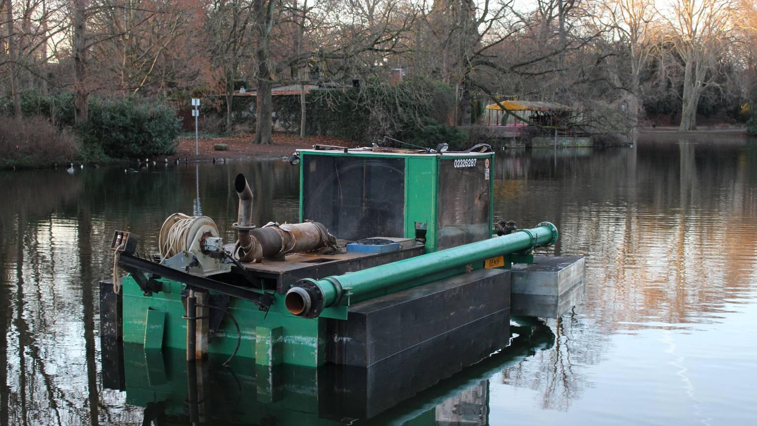 Ein Entschlammungsboot auf dem Weiher im Kölner Volksgarten.