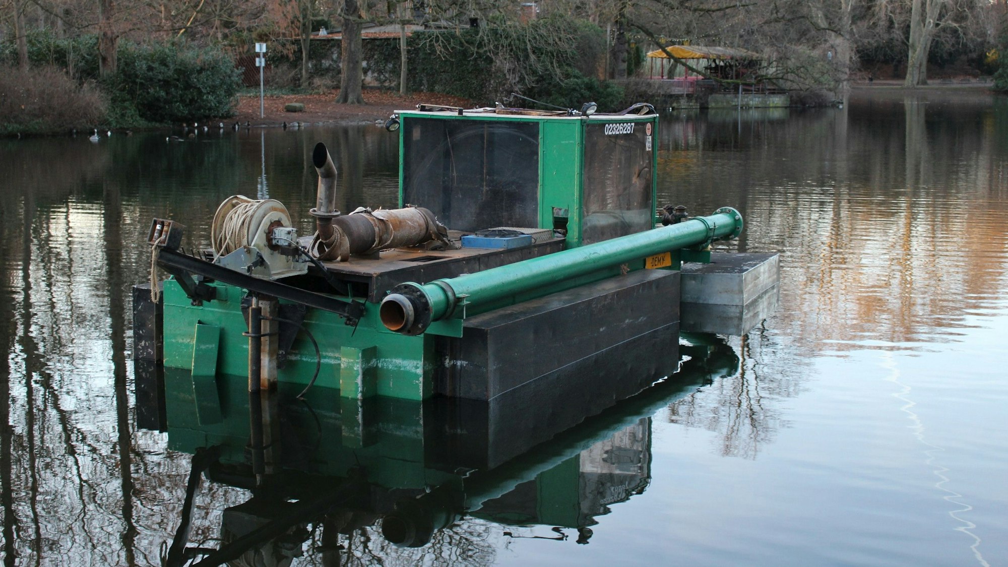 Ein Entschlammungsboot auf dem Weiher im Kölner Volksgarten.