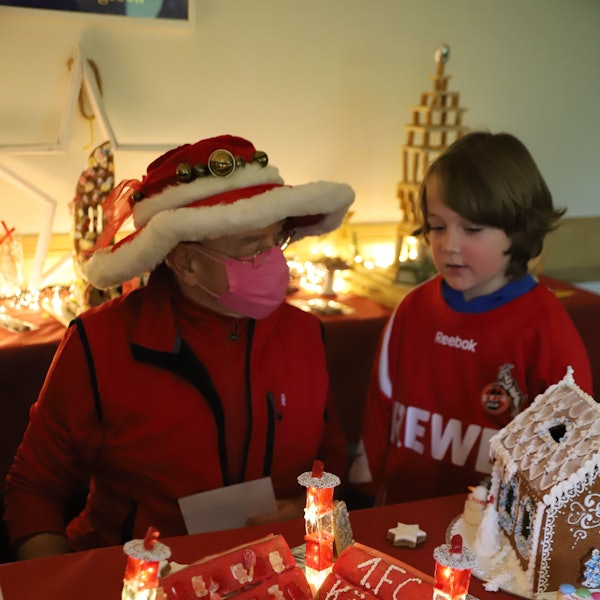 Das Rhein-Energie-Stadion aus Lebkuchen, mit Lichttürmen aus Gelantine