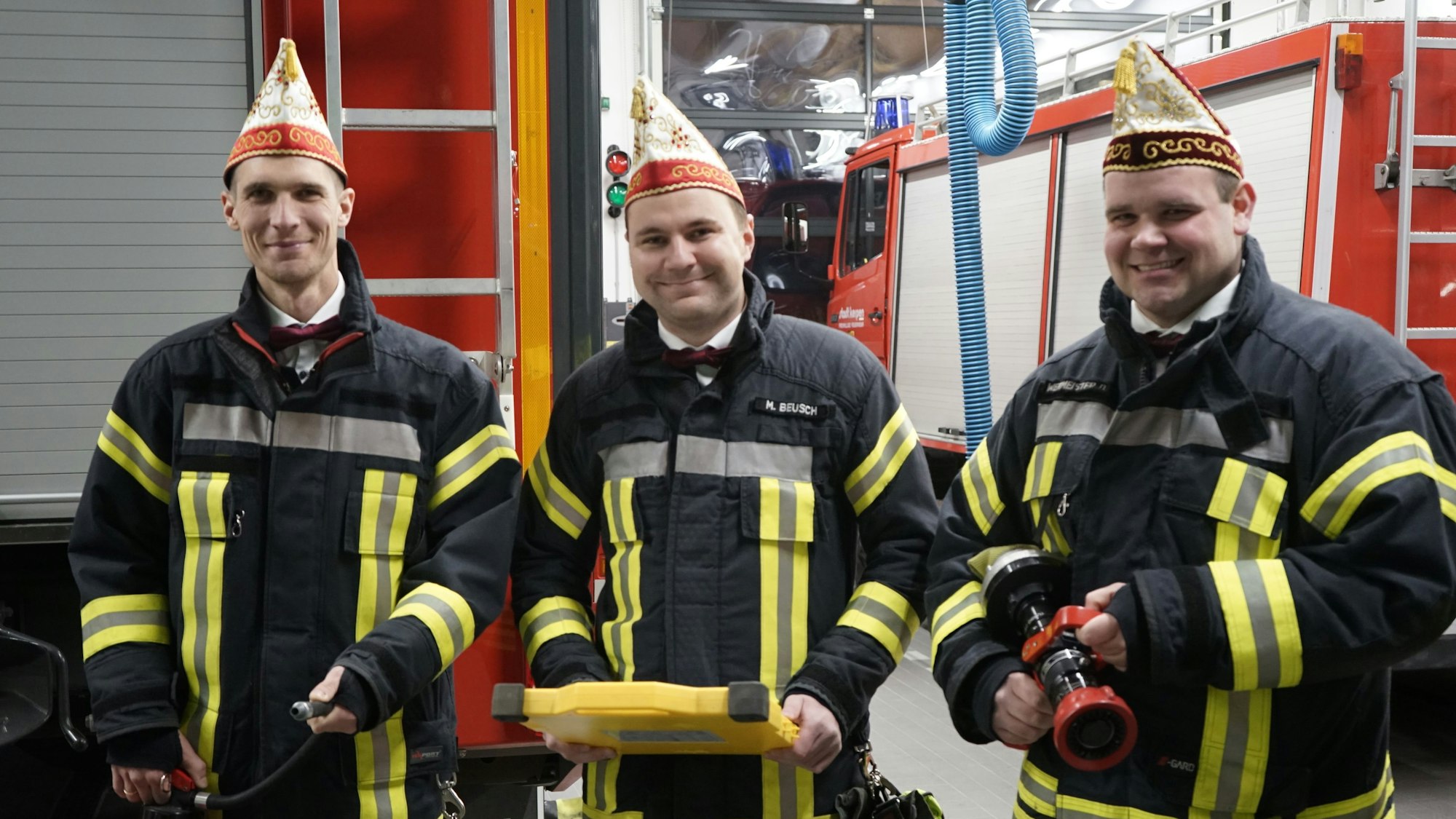 Das Manheimer Dreigestirn, hier im Dezember 2022, besteht ausschließlich aus Feuerwehrleuten: Jungfrau Michaela, Prinz Marvin und Bauer Daniel in ihrer Feuerwehruniform und Narrenkappe.