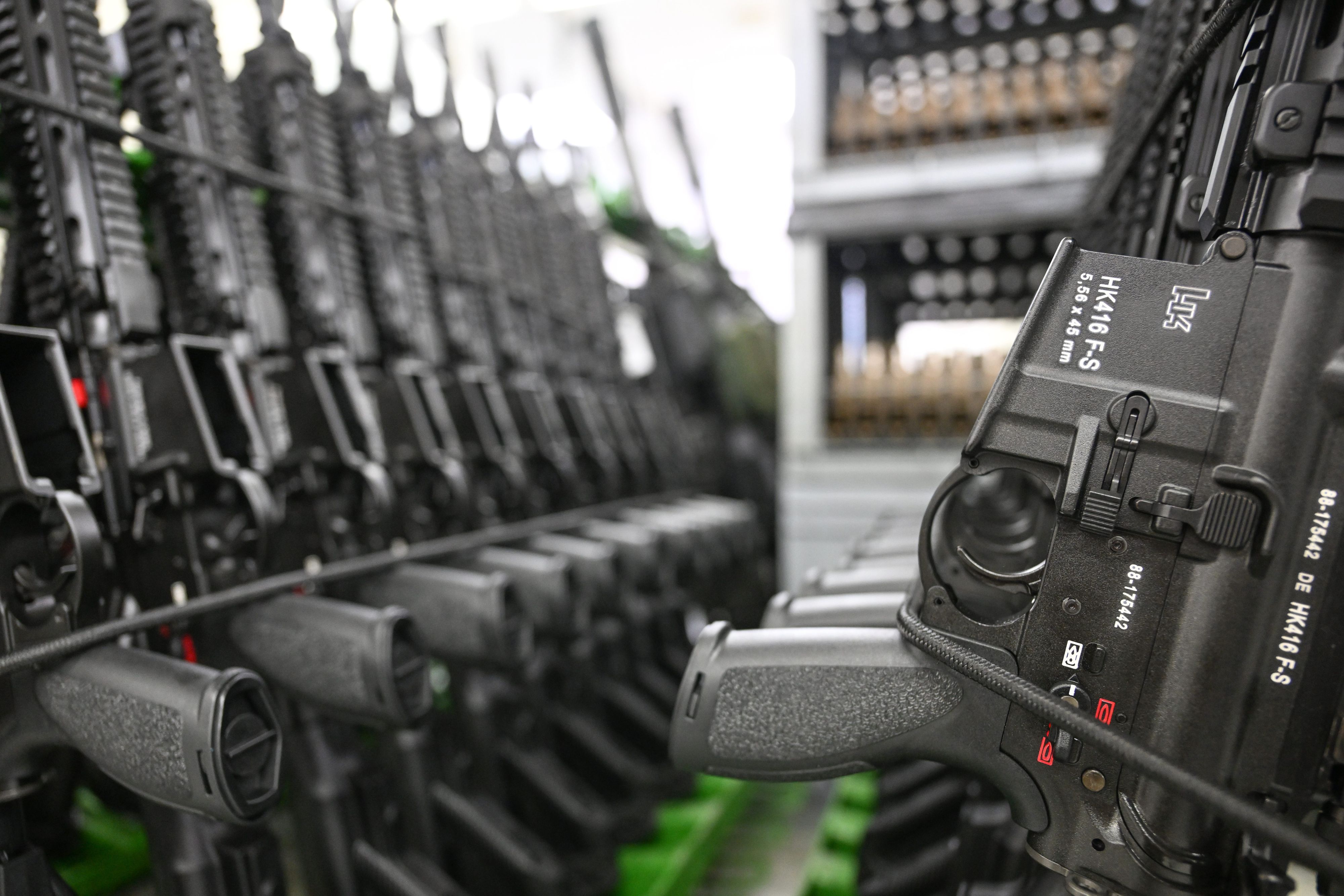 Sturmgewehre vom Typ HK416 des Waffenherstellers Heckler & Koch in Oberndorf