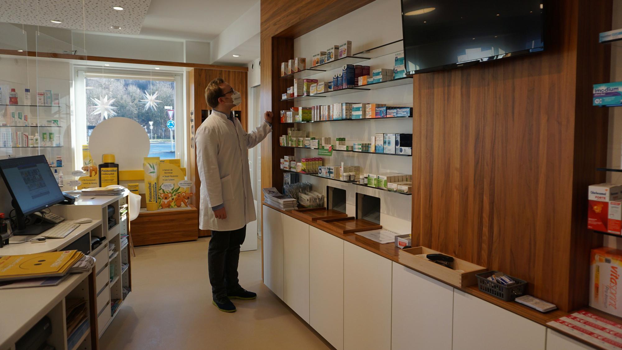 In der Schwanenapotheke in Bad Münstereifel sortiert Famulant Simon Pielen, hier im Januar 2023, die Medikamente gegen Erkältung, die vorhanden sind, in die Regale. Derzeit kämpfen Apotheken im Kreis Euskirchen mit Medikamentenmangel.