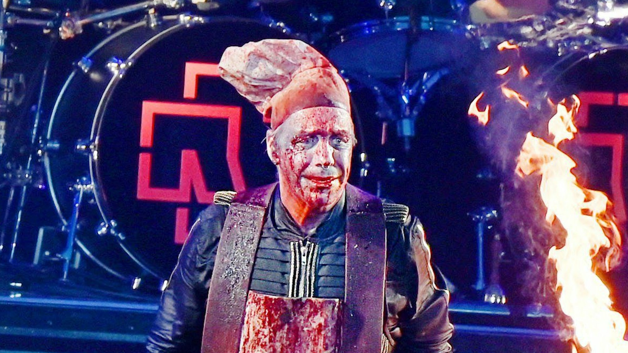 Rammstein Frontsänger Till Lindemann performt den Song «Mein Teil» auf der Bühne.
