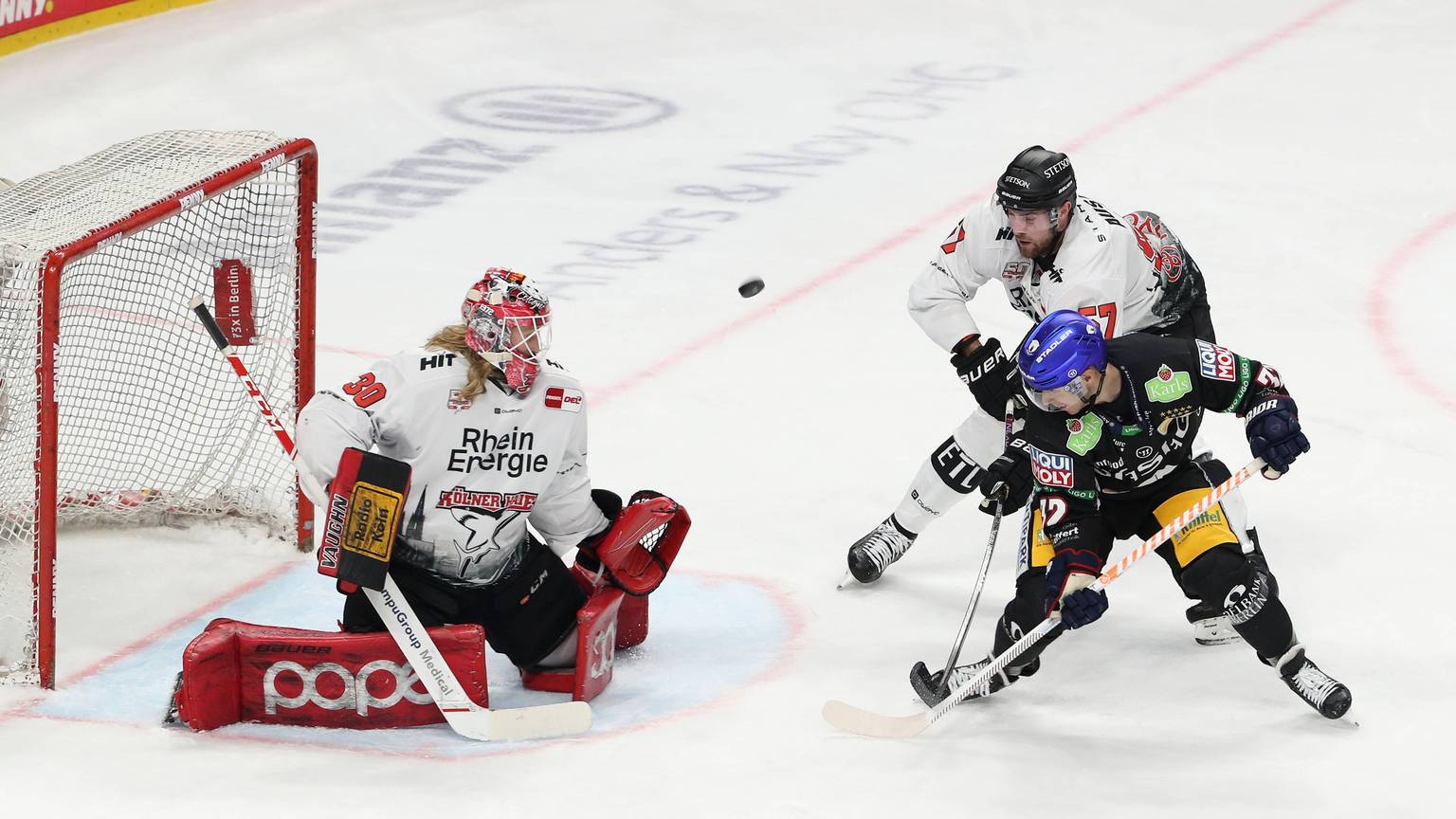Haie-Keeper Mirko Pantkowski im Spiel gegen die Eisbären Berlin