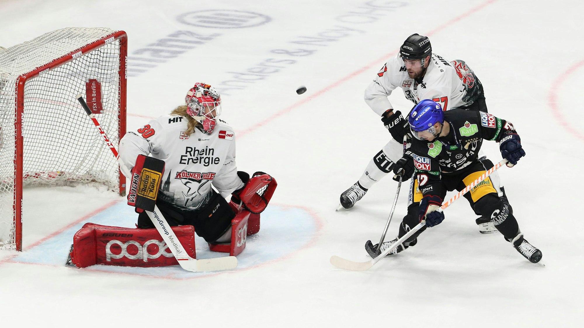 Haie-Keeper Mirko Pantkowski im Spiel gegen die Eisbären Berlin