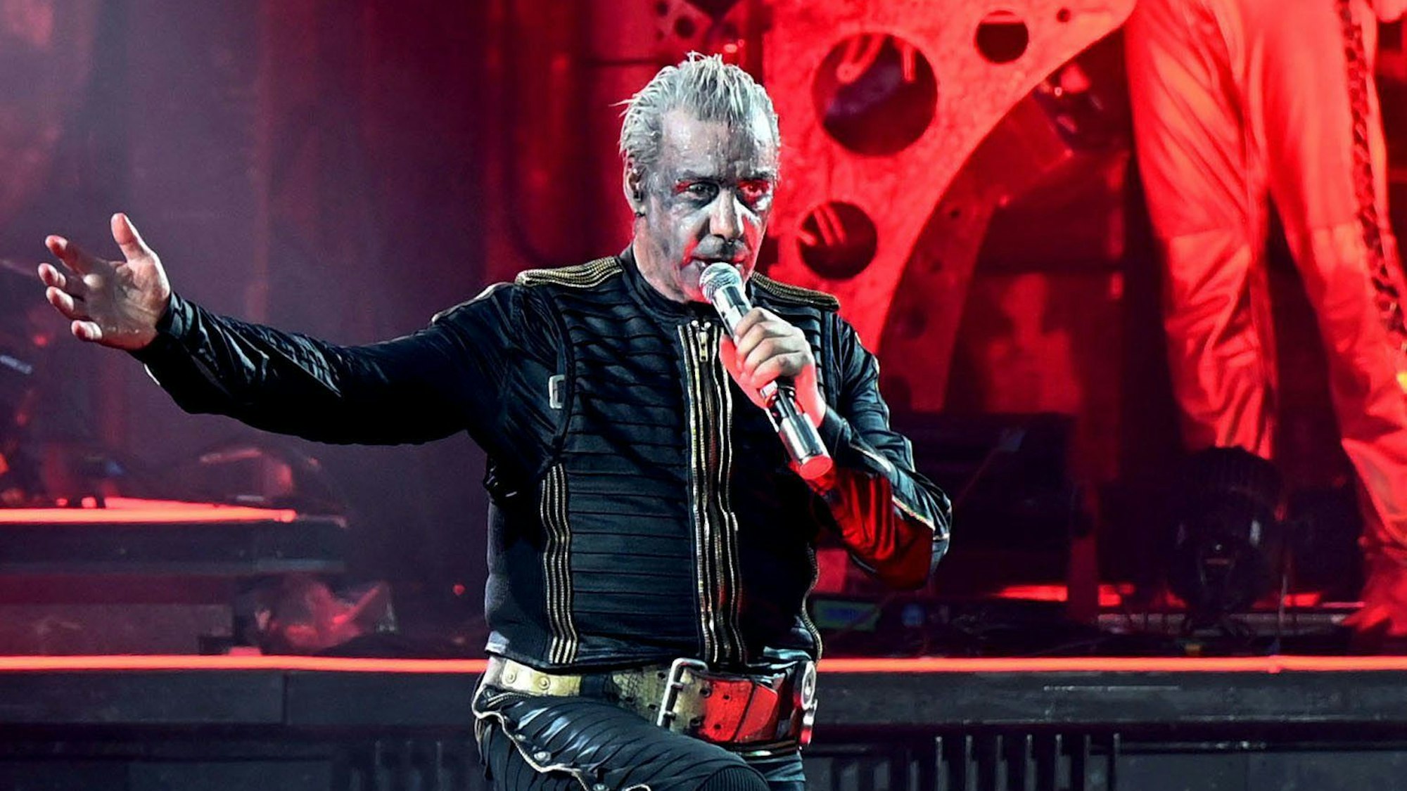 Rammstein Frontsänger Till Lindemann auf der Bühne