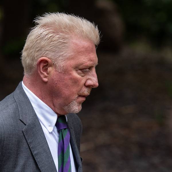 Mit Anzug und Krawatte ist Boris Becker in London unterwegs.