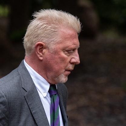 Mit Anzug und Krawatte ist Boris Becker in London unterwegs.