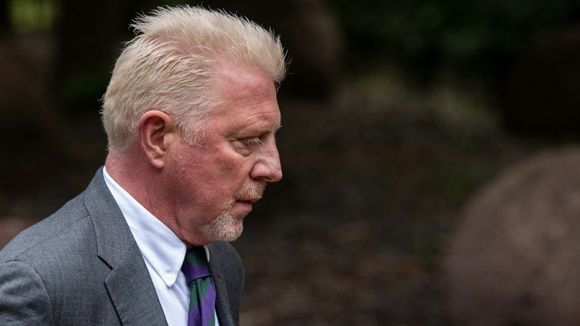 Mit Anzug und Krawatte ist Boris Becker in London unterwegs.