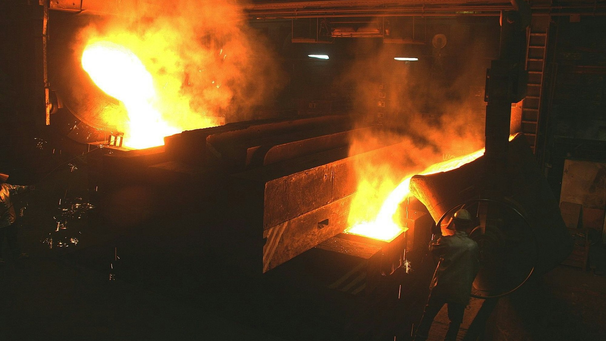 Gießereimechaniker gießen 55 Tonnen Metall, hier im Februar 2017 in der Eifel, für einen am Ende 42 Tonnen schweren Kopf einer Fliesenpresse. Ende Januar schließt das Werk in Jünkerath.