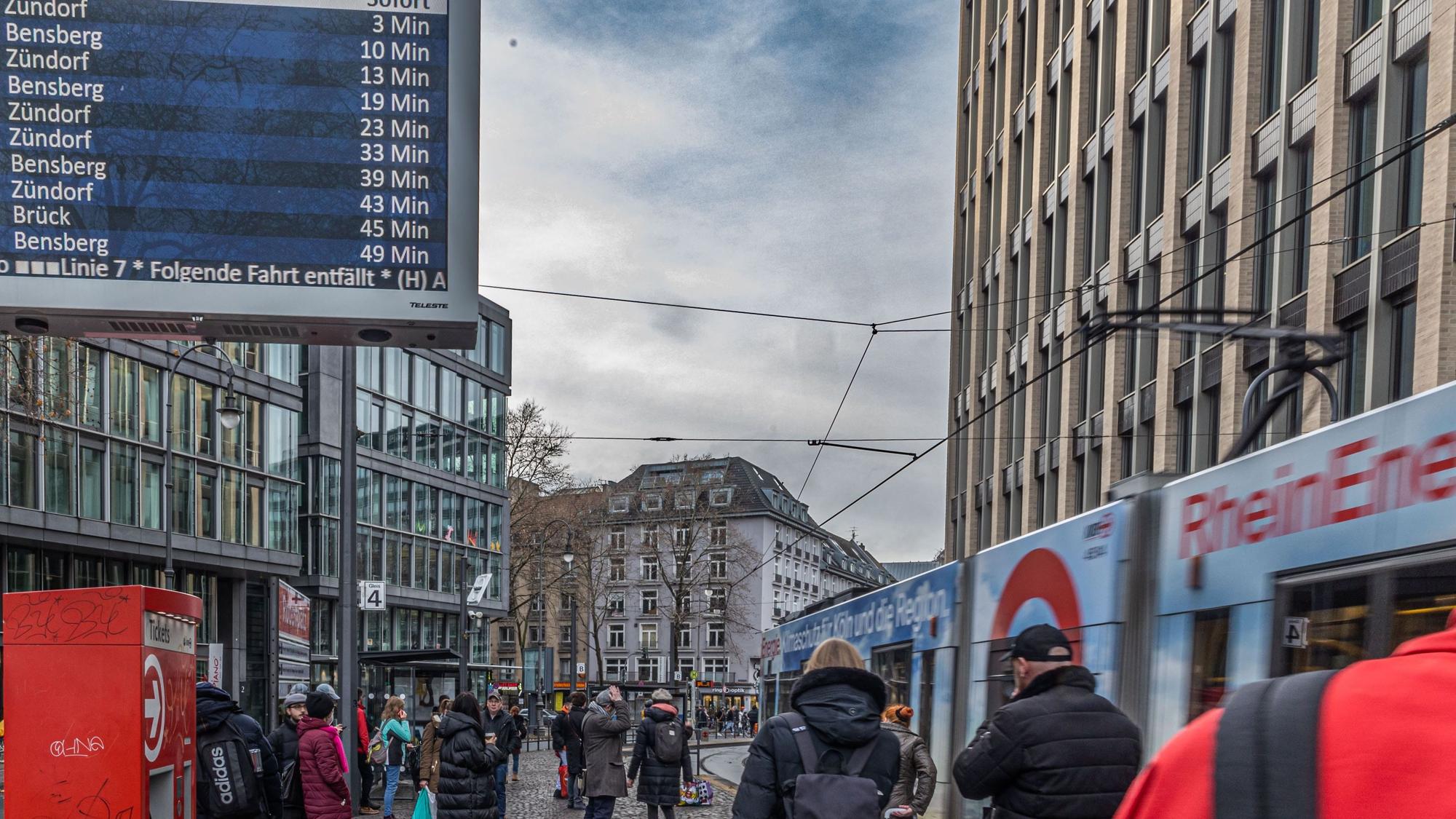 Wann kommt die Bahn? KVB-Kunden mussten deutlich länger warten.