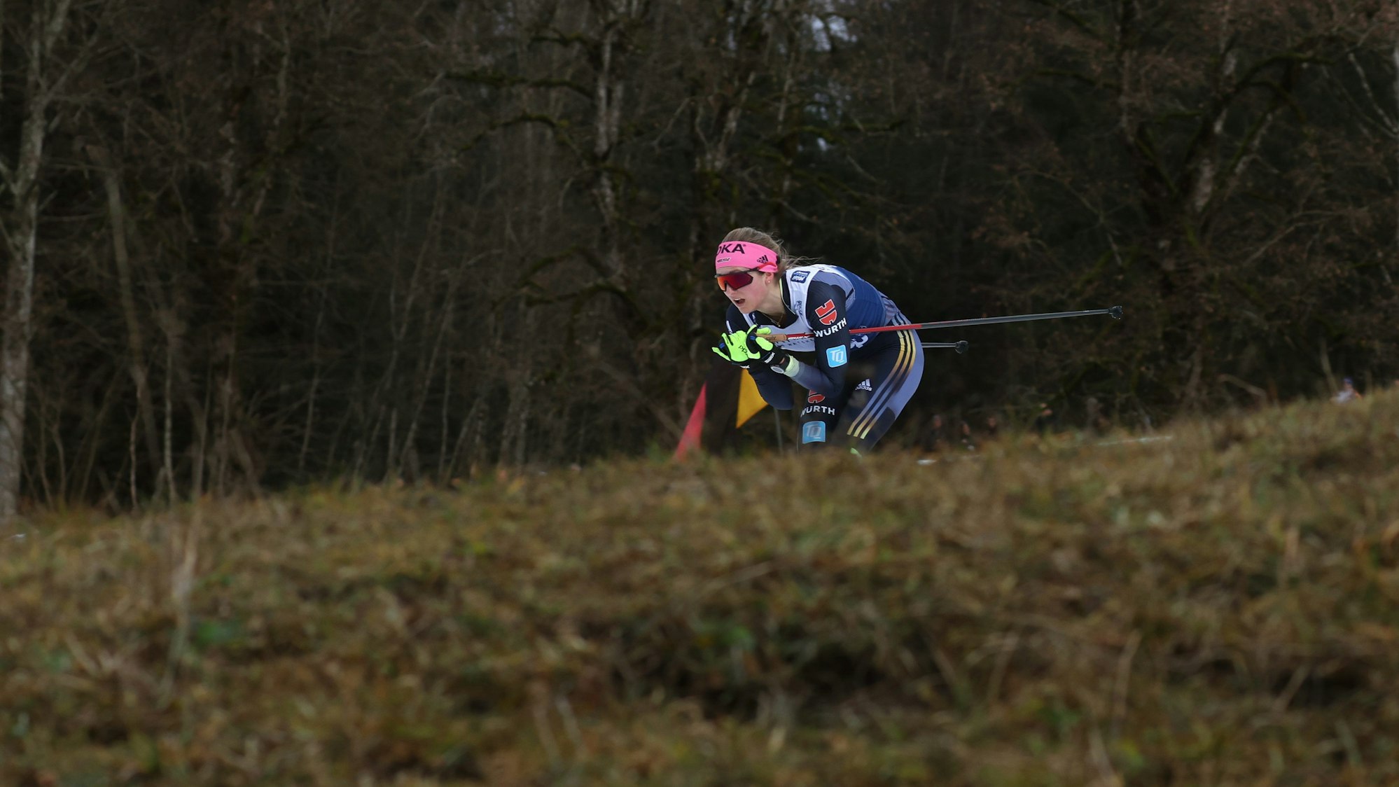 Bayern: Bei den Wettkämpfen am Mittwoch im Langlauf-Weltcup-Event in Oberstdorf ist nur eine schmale Spur präpariert, der Rest ist grün.