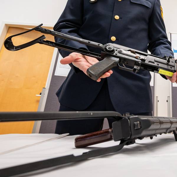 Ein Polizist zeigt eine sichergestellte umgebaute AK-47 Kalaschnikow.