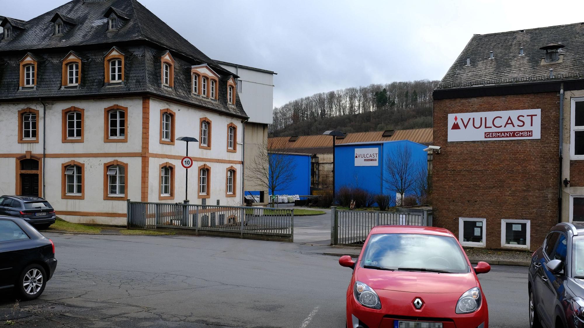 Autos stehen vor dem Firmengelände.