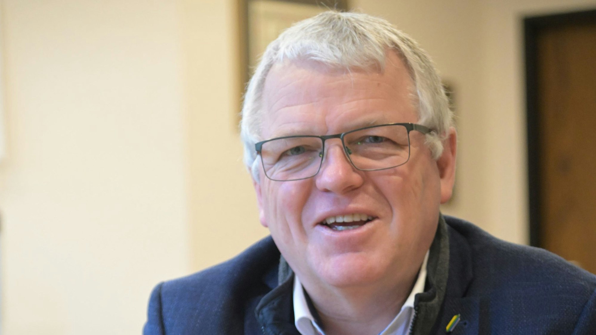 Auf dem Foto ist Willi Heider, der Bürgermeister der Gemeinde Kürten, zu sehen.