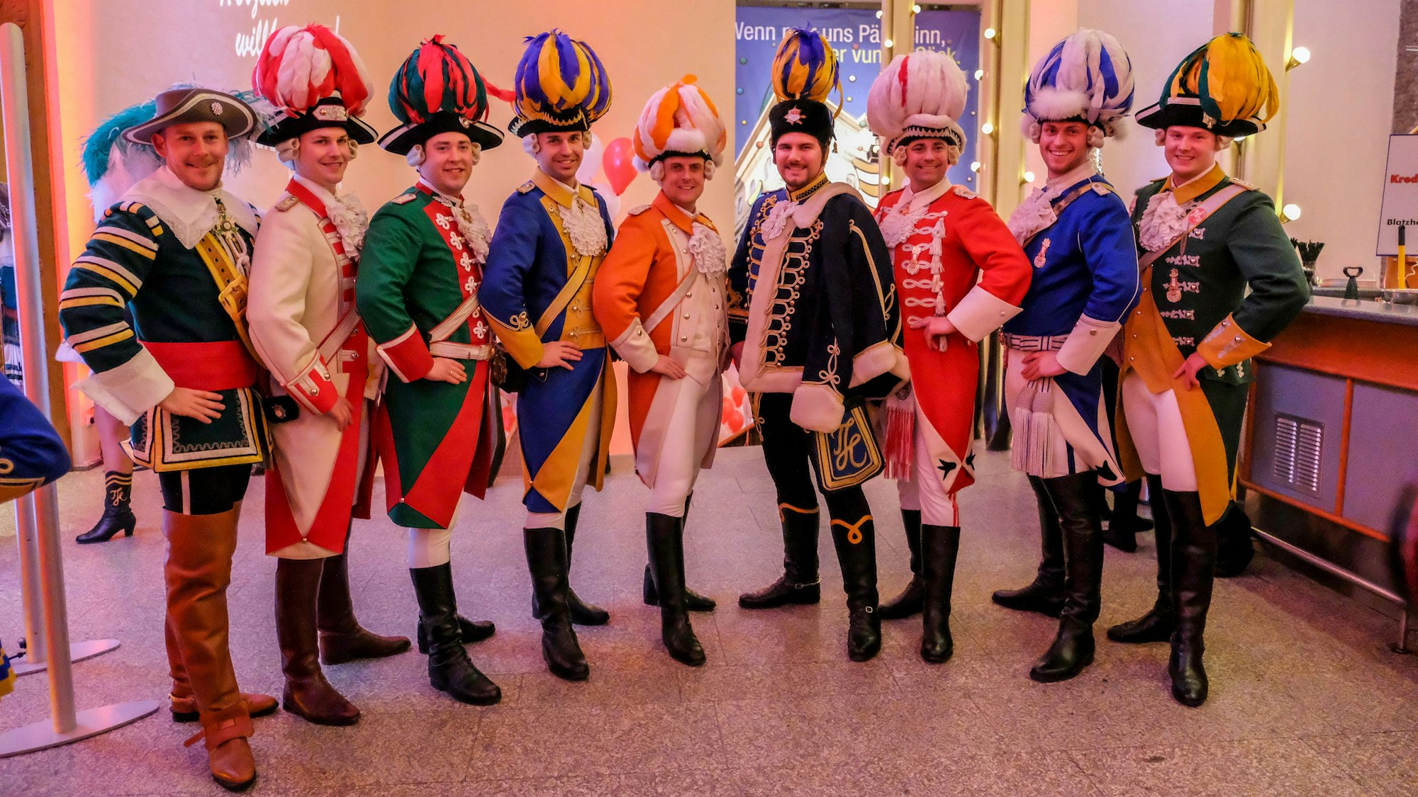 Neun Männer in den Uniformen ihrer Gesellschaft stehen in einer Reihe. Eine Aufnahme in die Traditionskorps ist noch immer nicht für jeden möglich, auch weil die Uniformen teilweise mehrere Tausend Euro kosten.