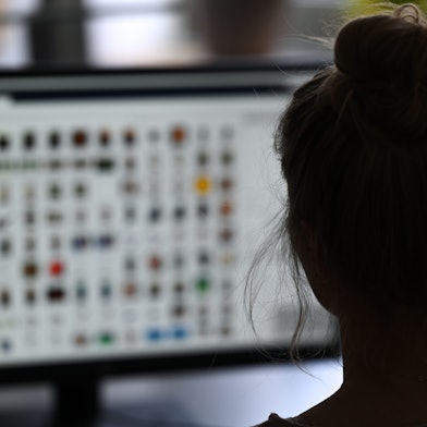 Eine Kriminaloberkommissarin beim Polizeipräsidium Mittelhessen sitzt in einem Büro vor einem Auswertungscomputer auf der Suche nach Kinderpornografie und Fällen von sexuellem Missbrauch