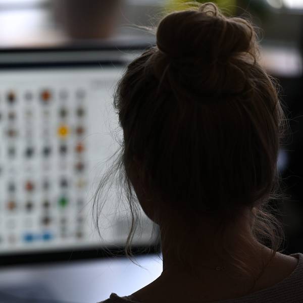 Eine Polizistin sitzt in einem Büro vor einem Auswertungscomputer auf der Suche nach Kinderpornografie und Fällen von sexuellem Missbrauch.