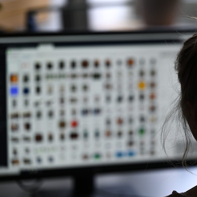 Eine Kriminaloberkommissarin sitzt in einem Büro vor einem Auswertungscomputer auf der Suche nach Kinderpornografie und Fällen von sexuellem Missbrauch.