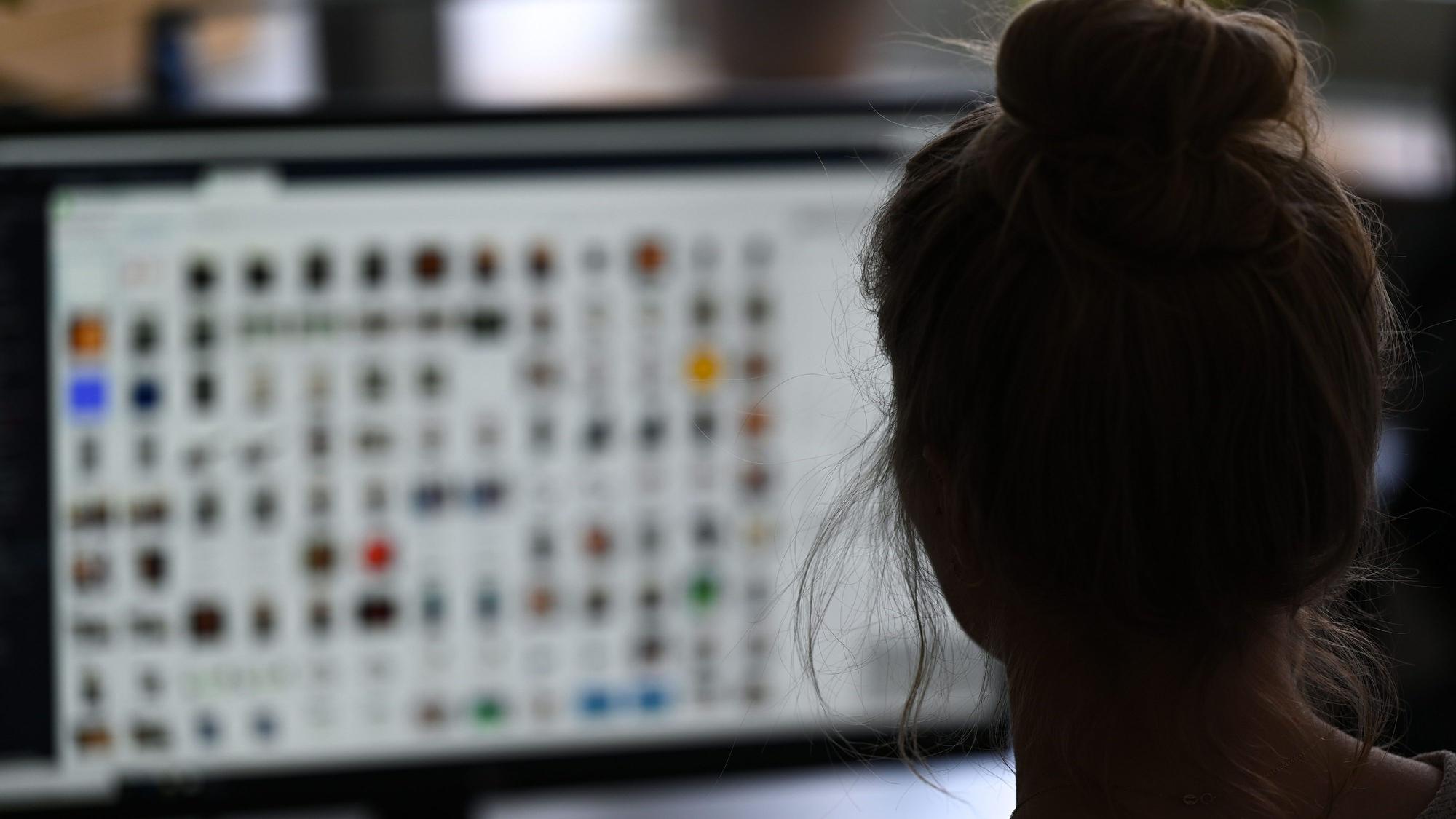 Eine Kriminaloberkommissarin sitzt in einem Büro vor einem Auswertungscomputer auf der Suche nach Kinderpornografie und Fällen von sexuellem Missbrauch.