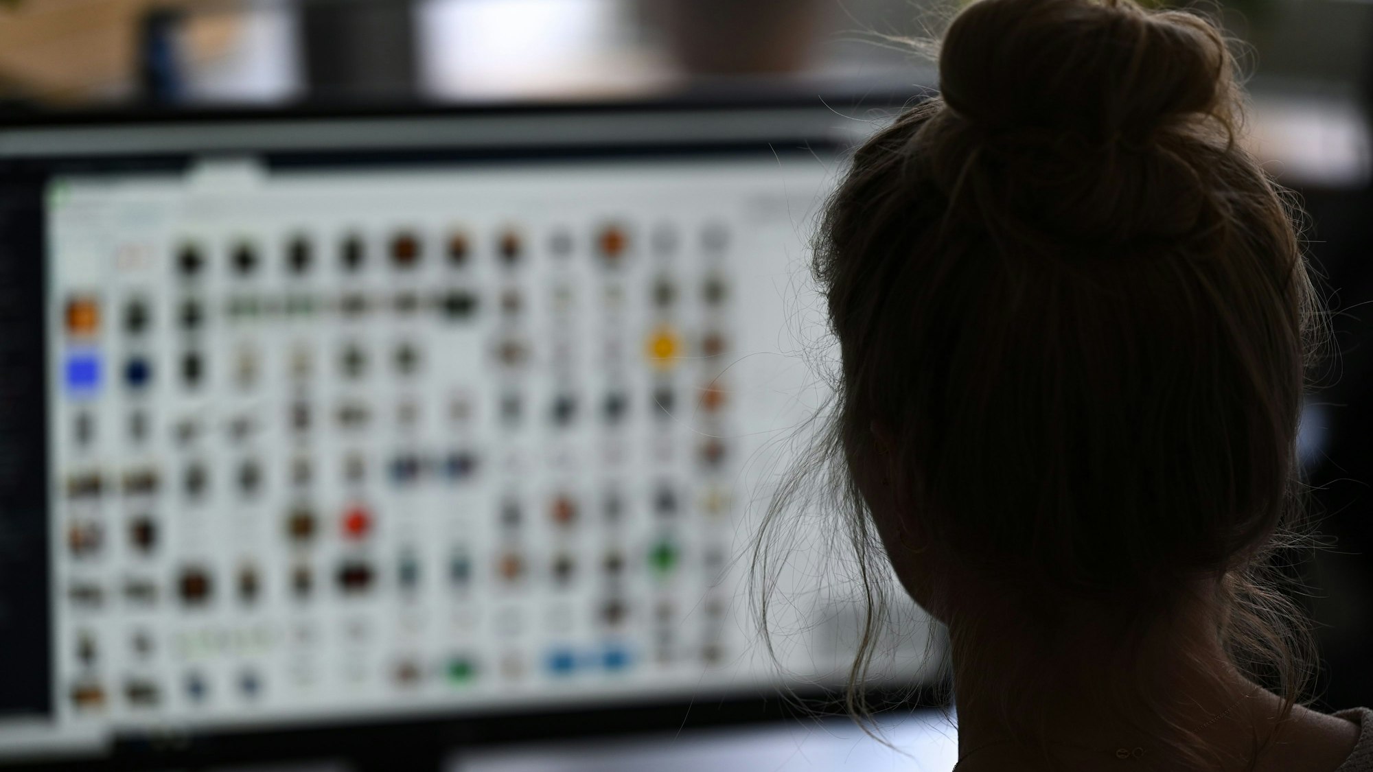 Eine Kriminaloberkommissarin sitzt in einem Büro vor einem Auswertungscomputer auf der Suche nach Kinderpornografie und Fällen von sexuellem Missbrauch.