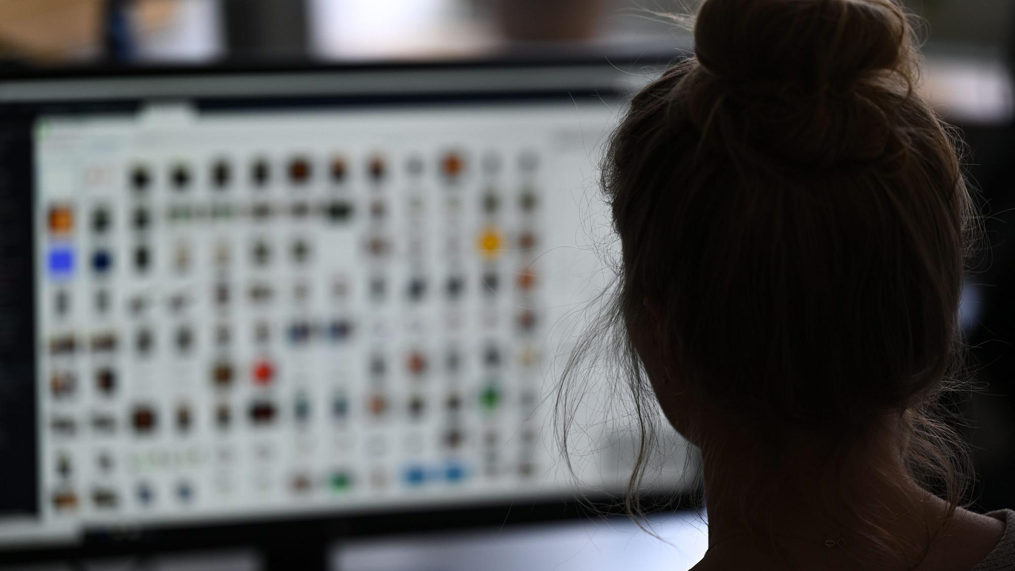 Eine Polizistin sitzt in einem Büro vor einem Auswertungscomputer auf der Suche nach Kinderpornografie und Fällen von sexuellem Missbrauch.
