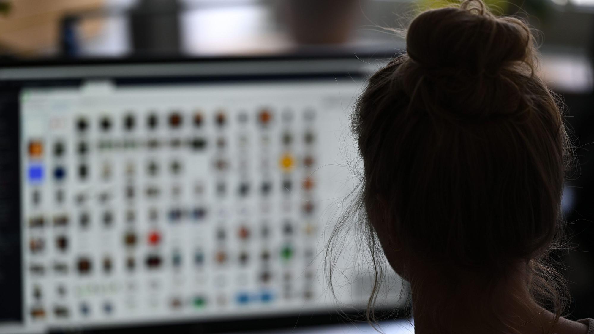 Eine Kriminaloberkommissarin beim Polizeipräsidium Mittelhessen sitzt in einem Büro vor einem Auswertungscomputer auf der Suche nach Kinderpornografie und Fällen von sexuellem Missbrauch