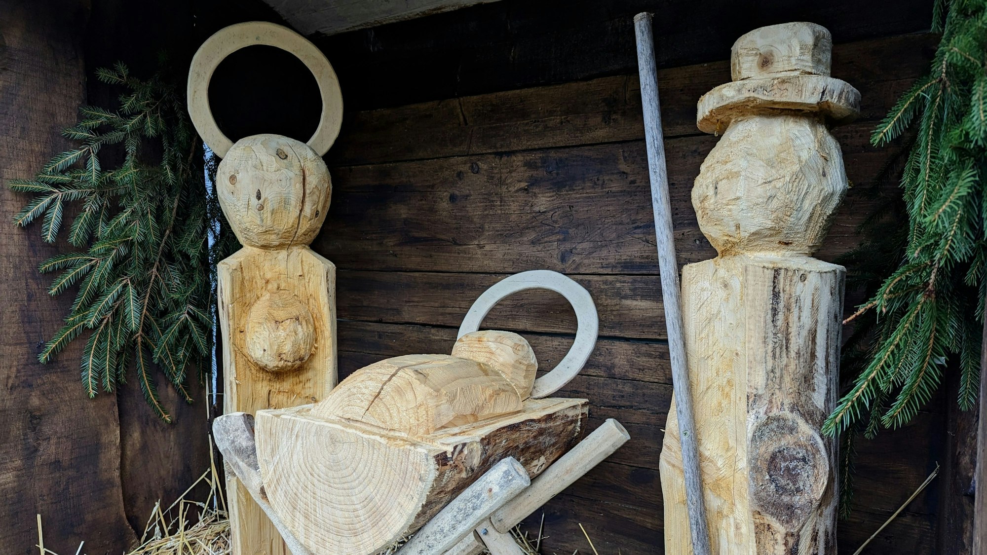 Willi Schreiner und seine Familie haben Krippenfiguren, hier im Januar 2023 in Hartegasse, mit einer Motorsäge geschnitzt. Hartegasse und Kapellensüng verwandelten sich zu einem Krippendorf.