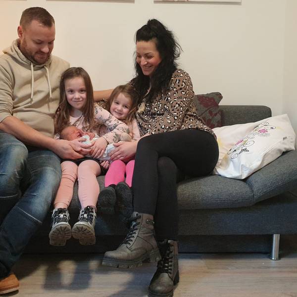 Das Euskirchener Neujahrsbaby Thilo Liam Okon im Arm seiner Familie: David Okon (l.), Susanne Okon mit den Kindern Lilli Alisa und Anni Mailin auf ihrer Couch.