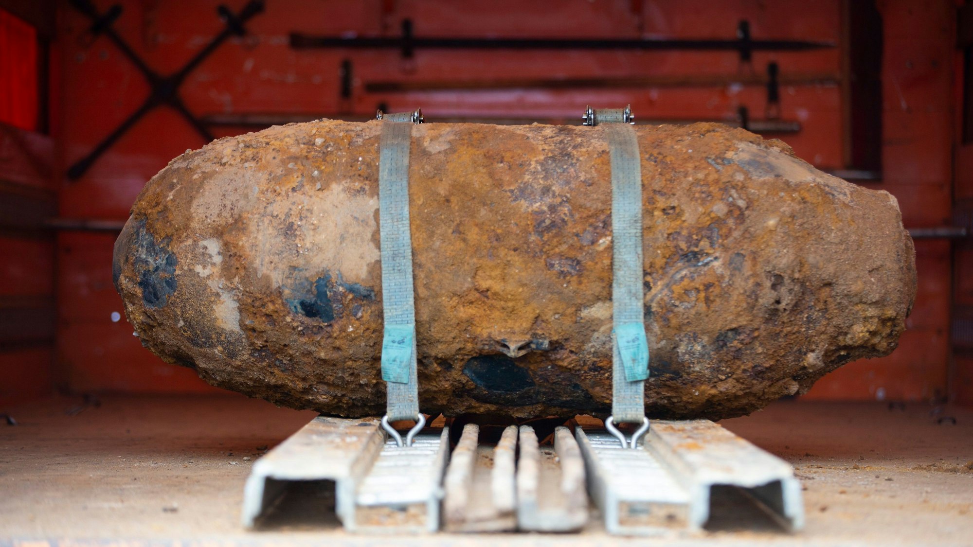 Eine Fliegerbombe liegt gesichert in einem Transporter.