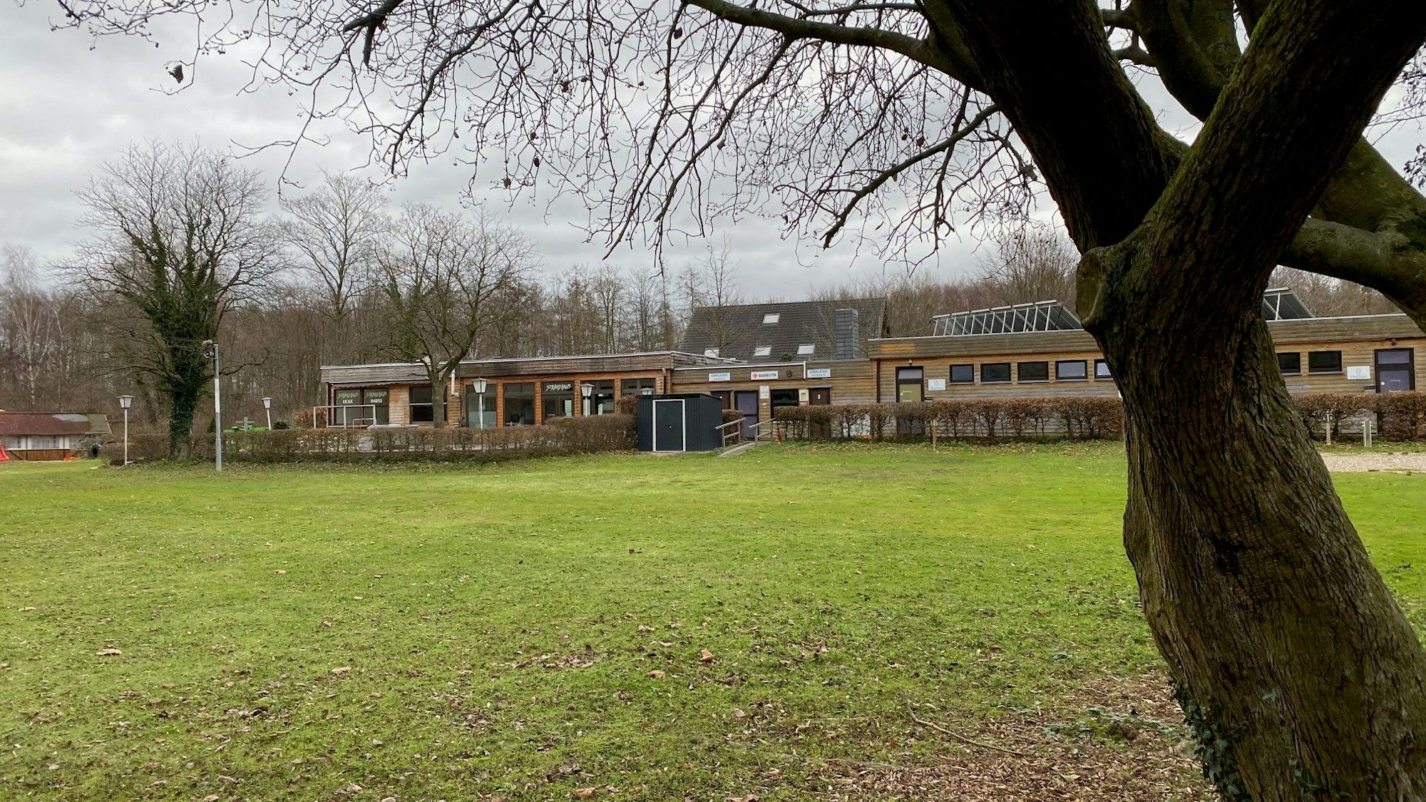 Das Restaurant „Zum Seehaus“, ein holzvertäfeltes Gebäude, an einem bewölkten Tag.