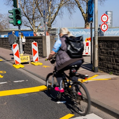 Radfahrer auf der Rheinuferstraße.