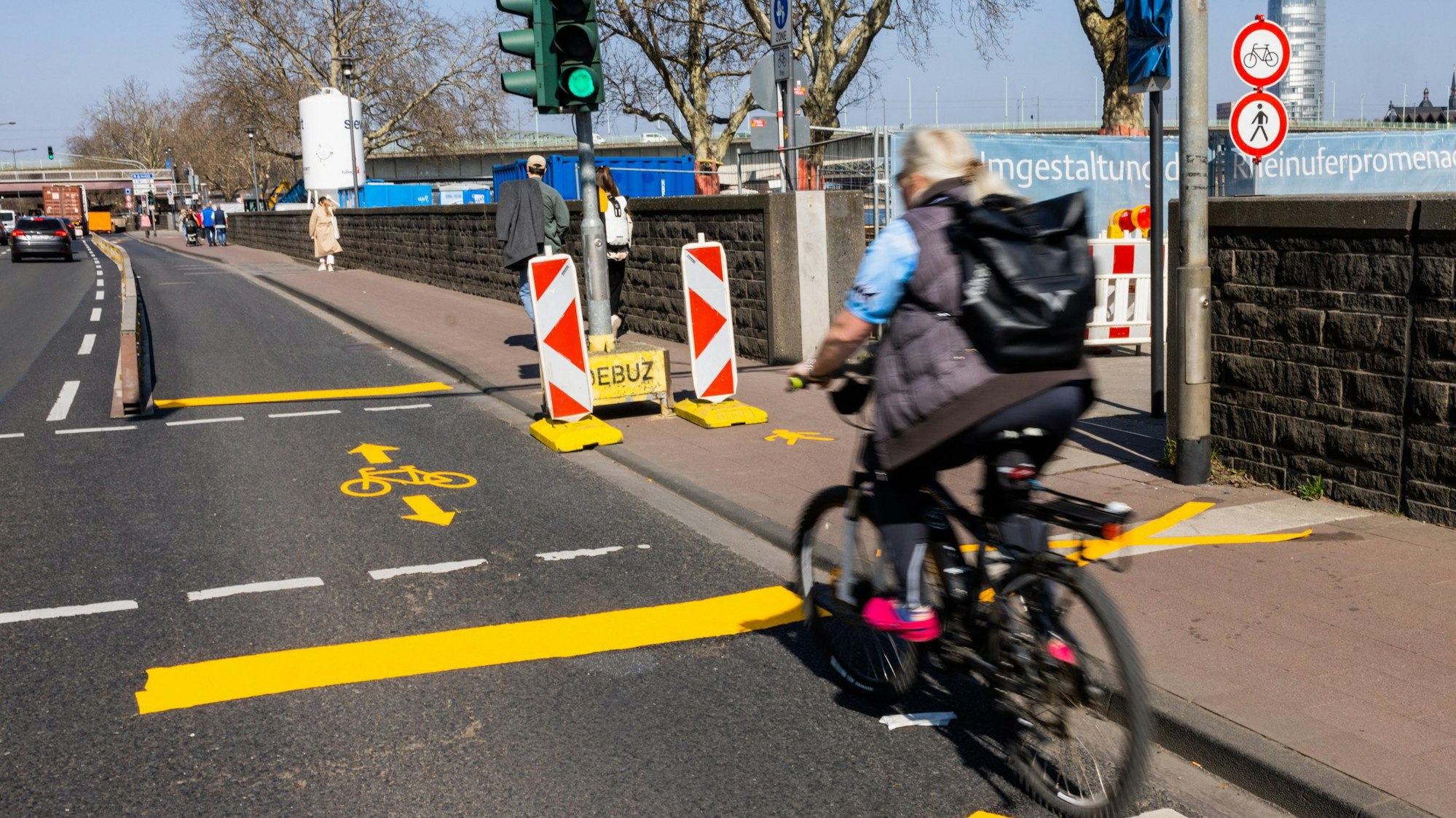Radfahrer auf der Rheinuferstraße.