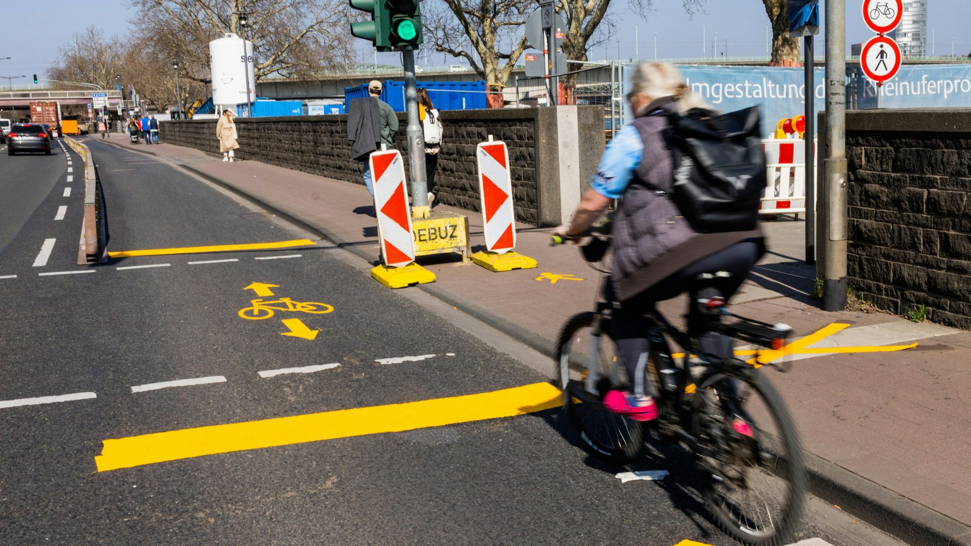 Radfahrer auf der Rheinuferstraße in Köln.