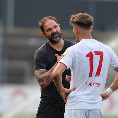 Mittelrhein Pokalfinale der A-Junioren,
1.FC Köln U19 vs. Viktoria Köln U19, von links: Stefan Ruthenbeck, Vladislav Fadeev (1.FC Köln), 18.05.2022, Bild: Herbert Bucco