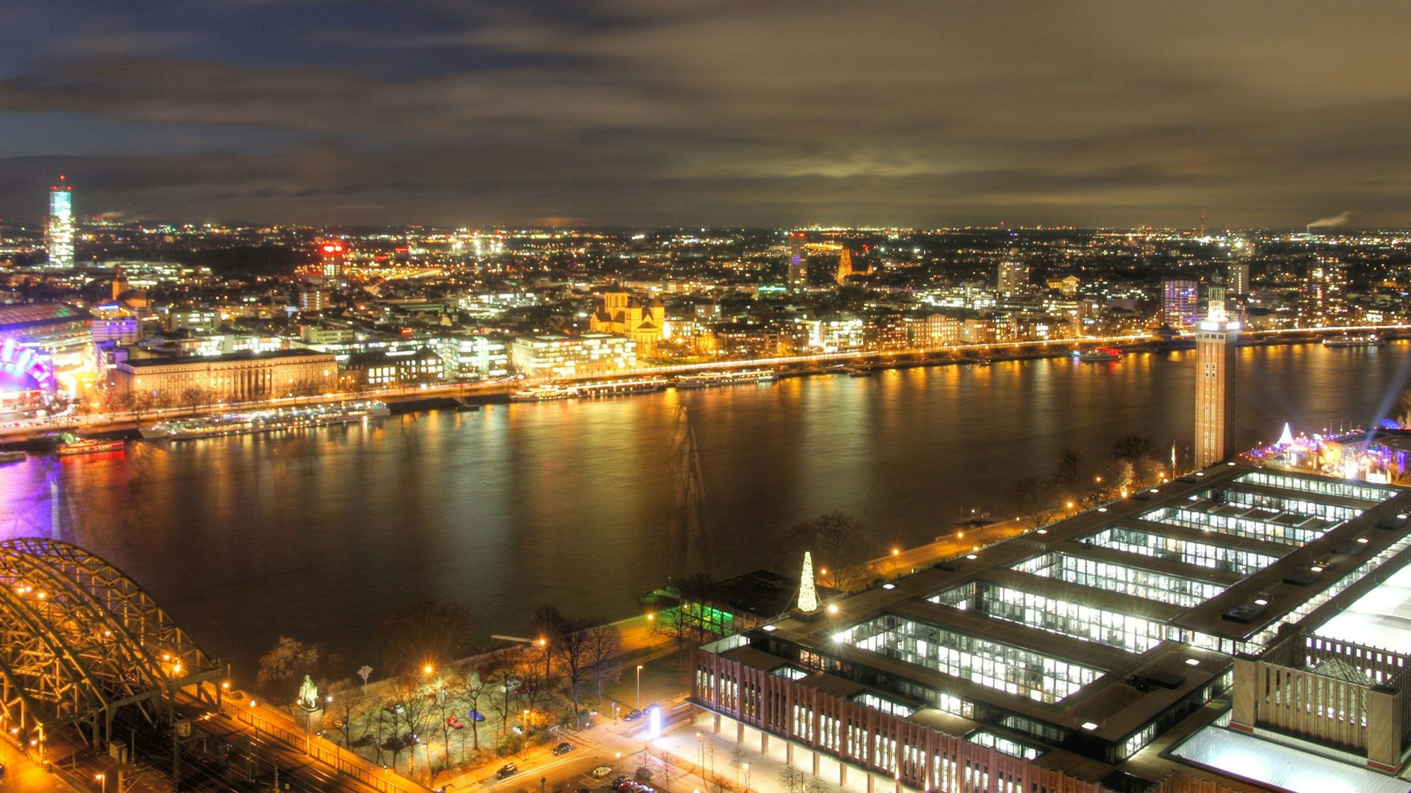 Köln bei Nacht ist hell erleuchtet und trägt zur Lichtverschmutzung bei.