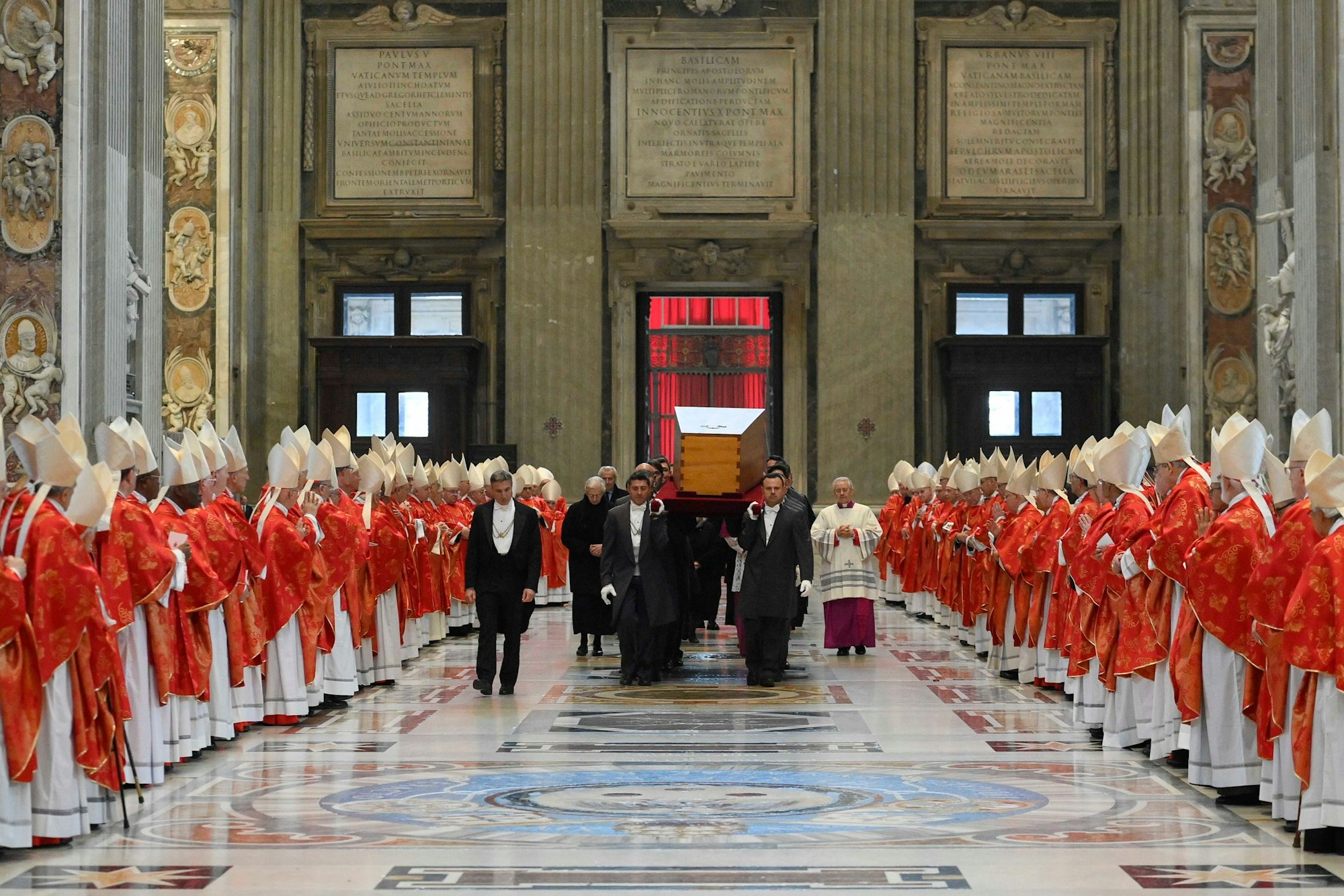 Der Sarg des verstorbenen emeritierten Papstes Benedikt XVI. wird nach der öffentlichen Trauermesse für den emeritierten Papst Benedikt XVI. in den Petersdom getragen.
