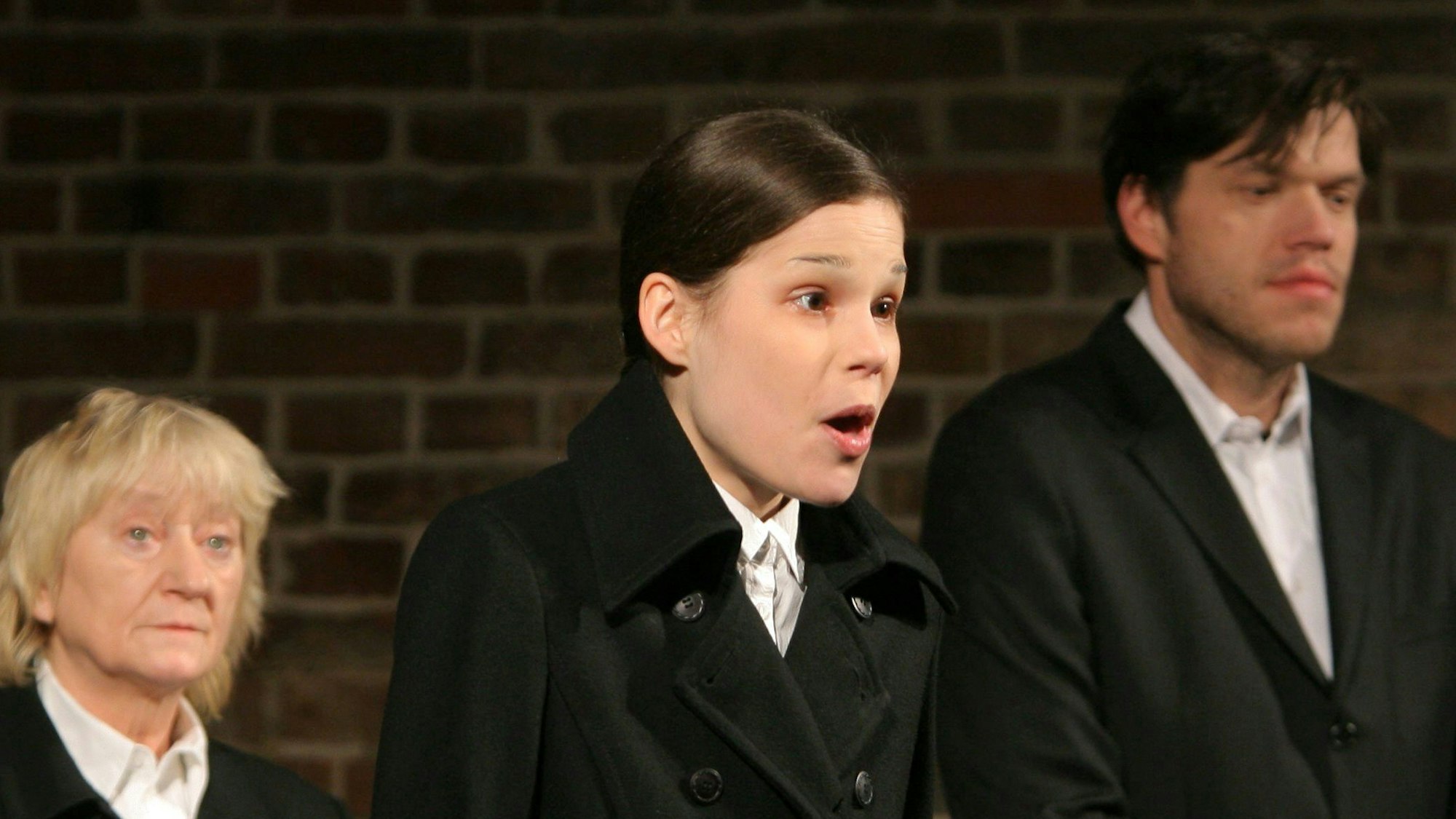 Die Schauspieler Carmen-Maria Antoni (v.l.n.r.), Christina Drechsler und Michael Rothmann in der St. Elisabeth-Kirche in Berlin. (Archivbild)