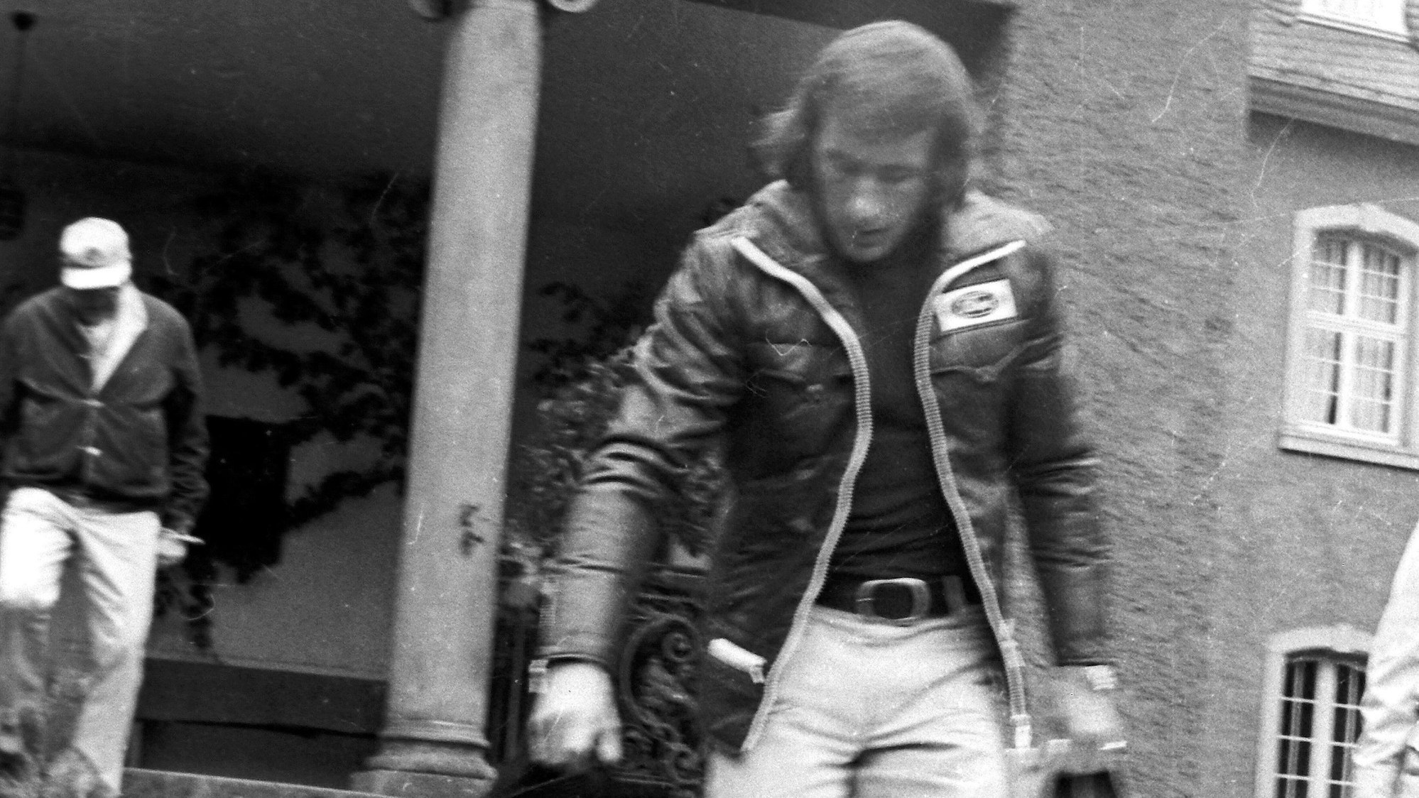 Zwei Männer vor der Burg Dalbenden. Das Bild ist in Schwarz-Weiß.