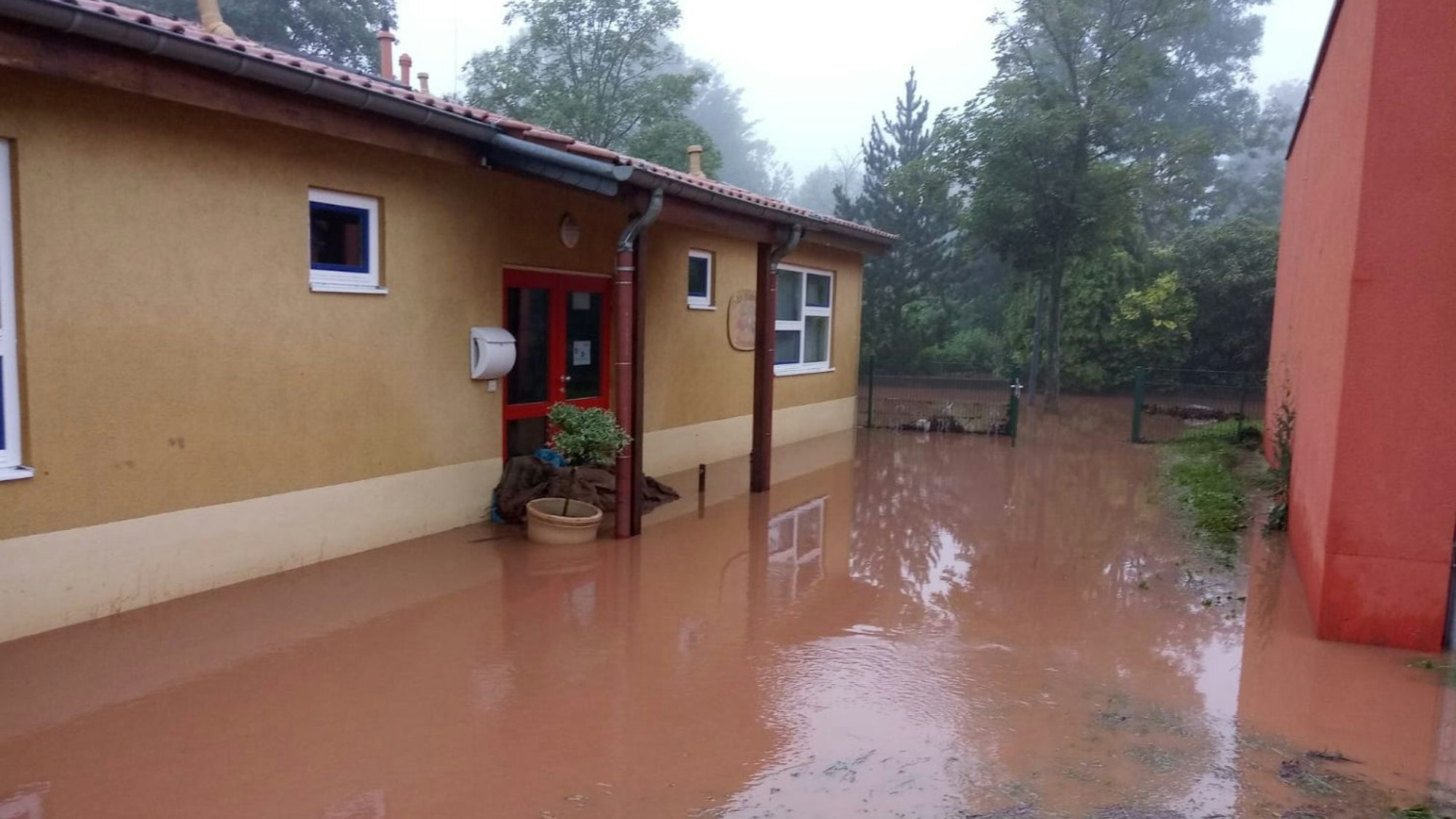Im Hochwasser steht die Kindertagesstätte Sinzenich.