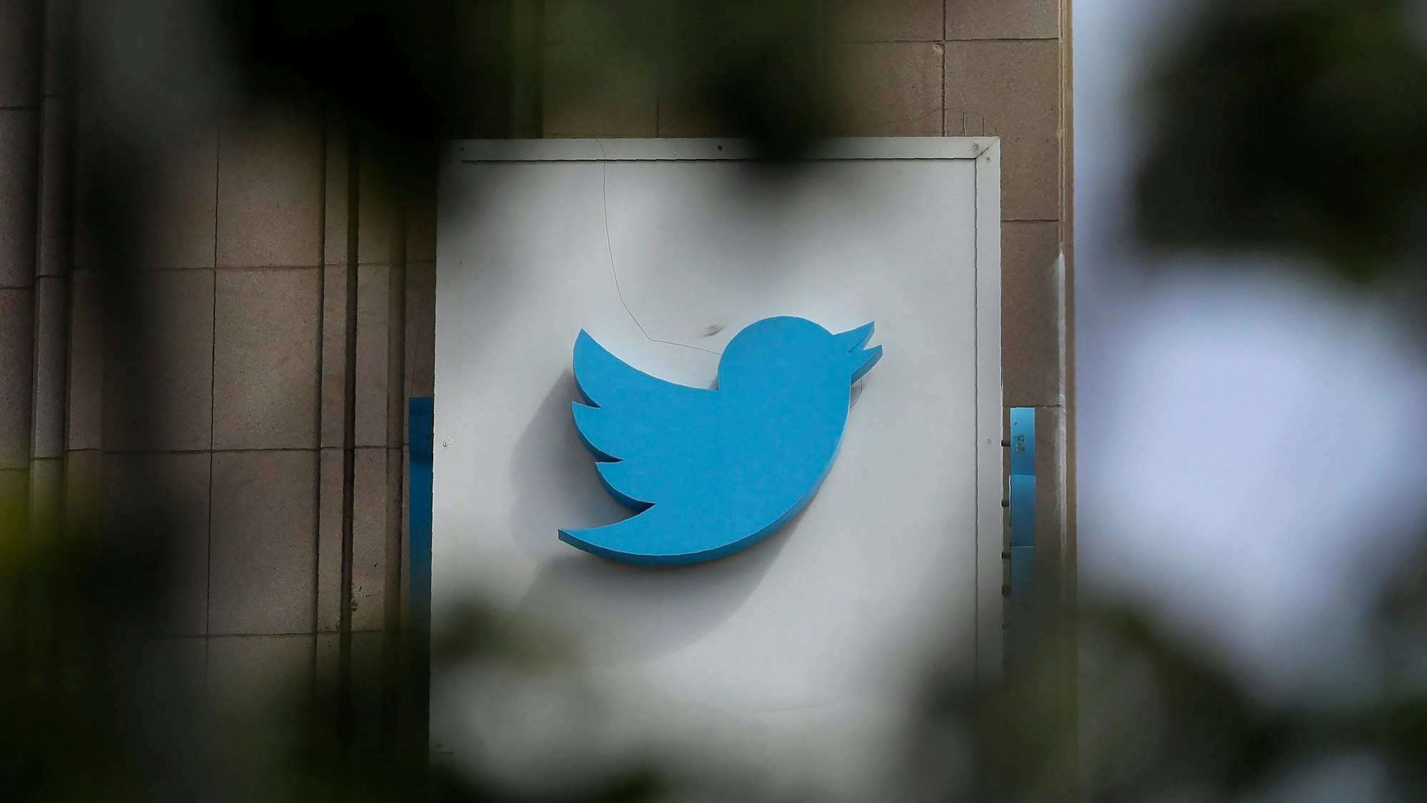 Das Twitter-Logo ist auf dem Unternehmenssitz in San Francisco zu sehen.