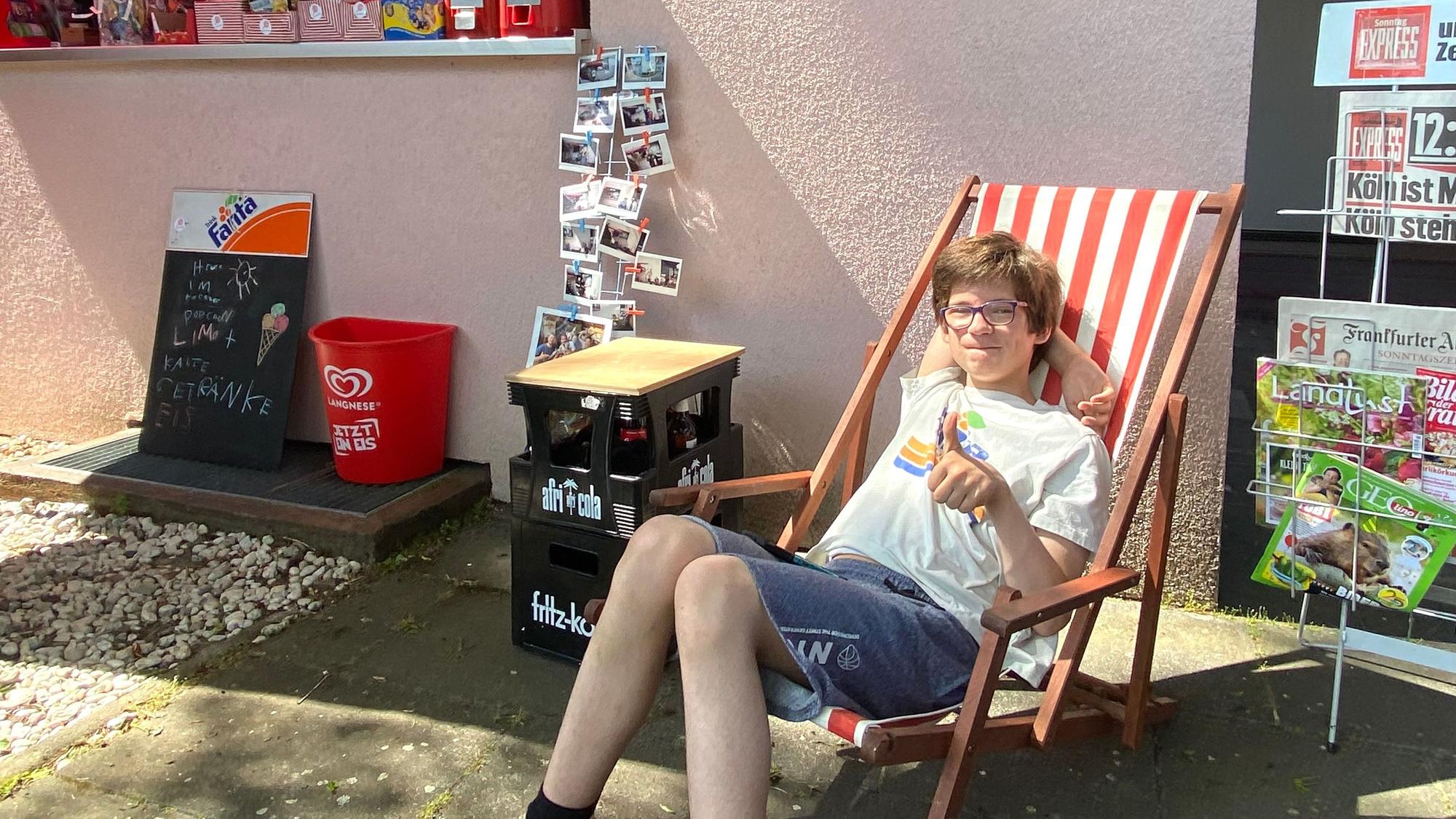 Der 13-jährige Luis, hier im Dezember 2022 in Pulheim, betreibt aus seinem Kinderzimmer heraus ein kleines Büdchen und erhielt dafür nun einen Gründerpreis.