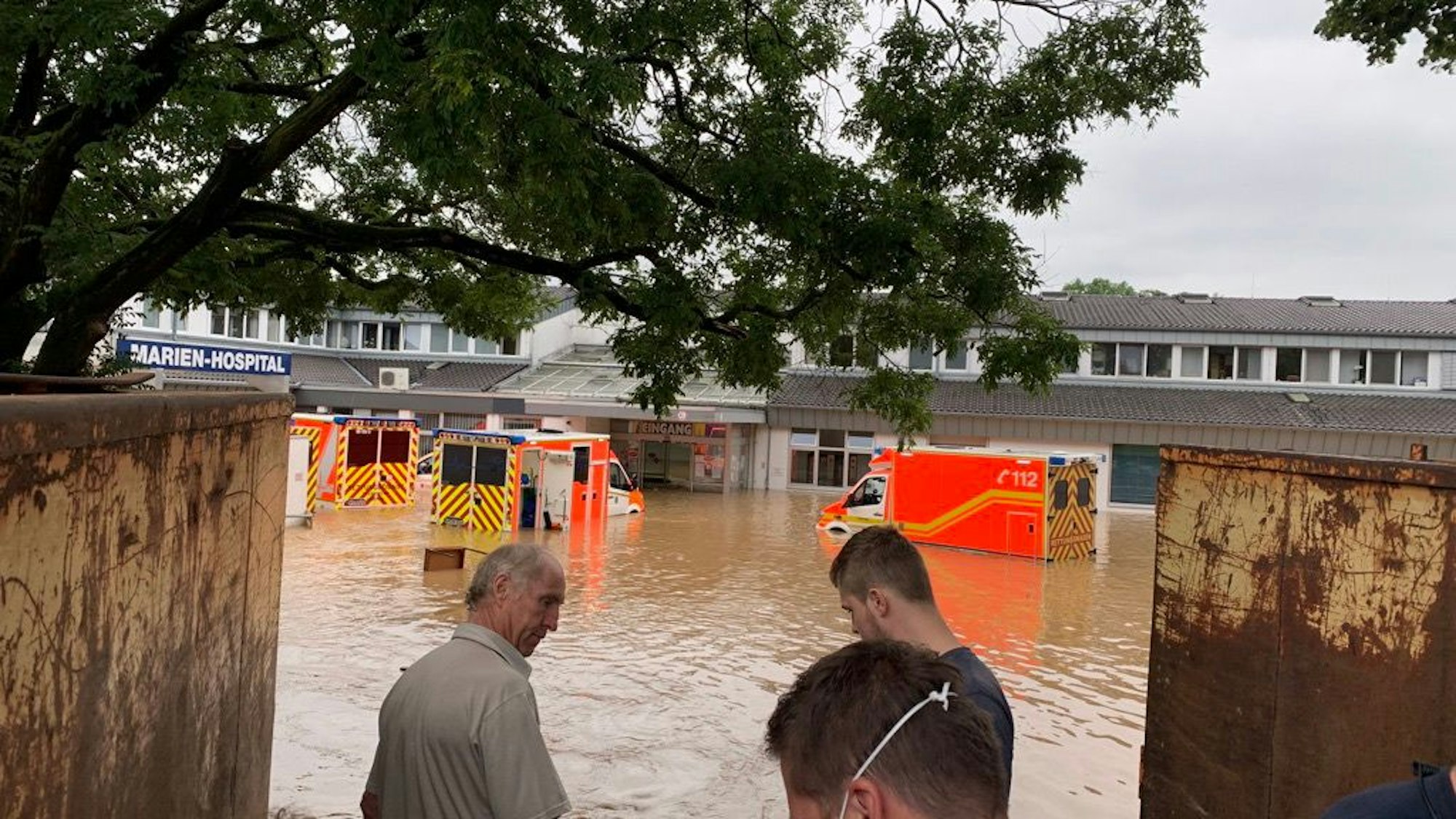 Das Bild zeigt das überflutete Marien-Hospital Erftstadt nach dem Hochwasser 2021.