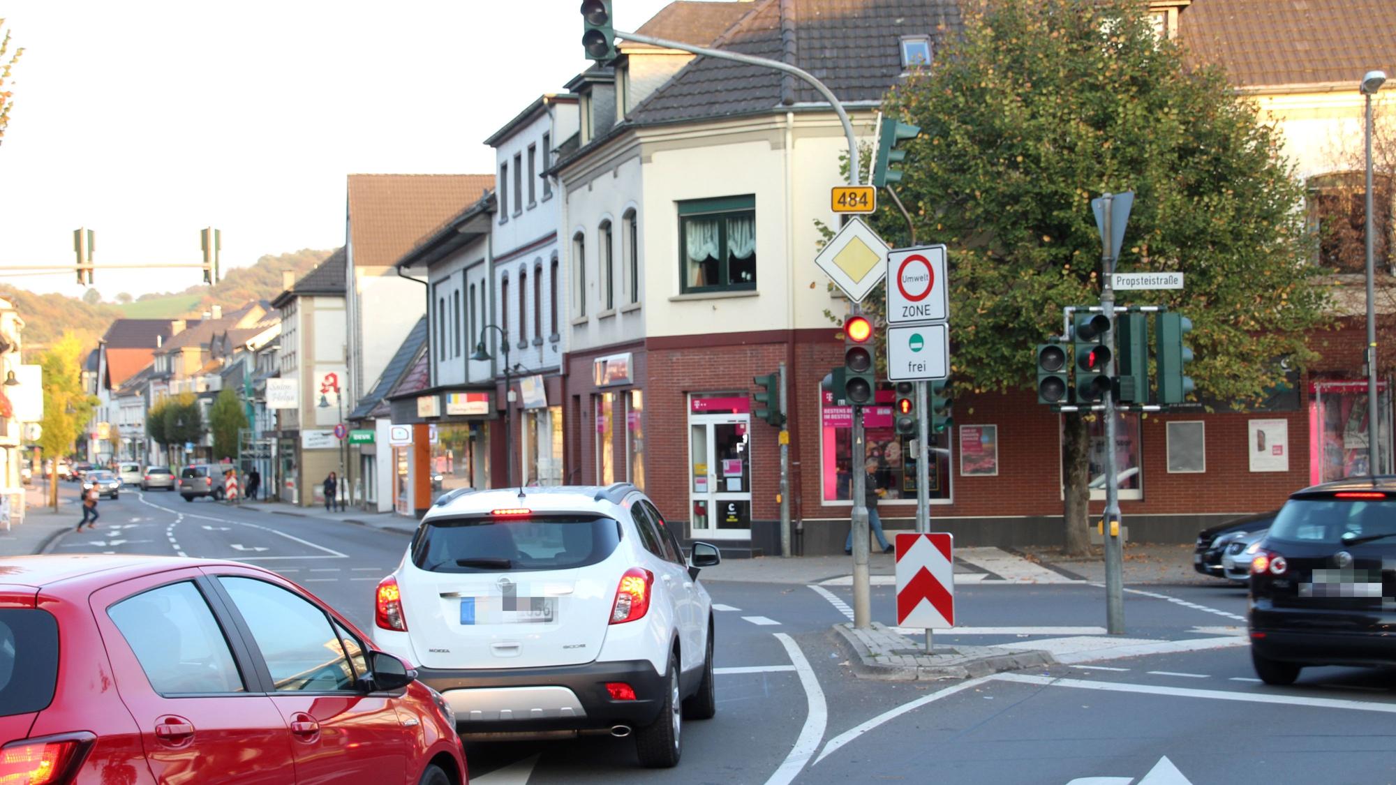 Autos warten an einer Ampelkreuzung in Overath.